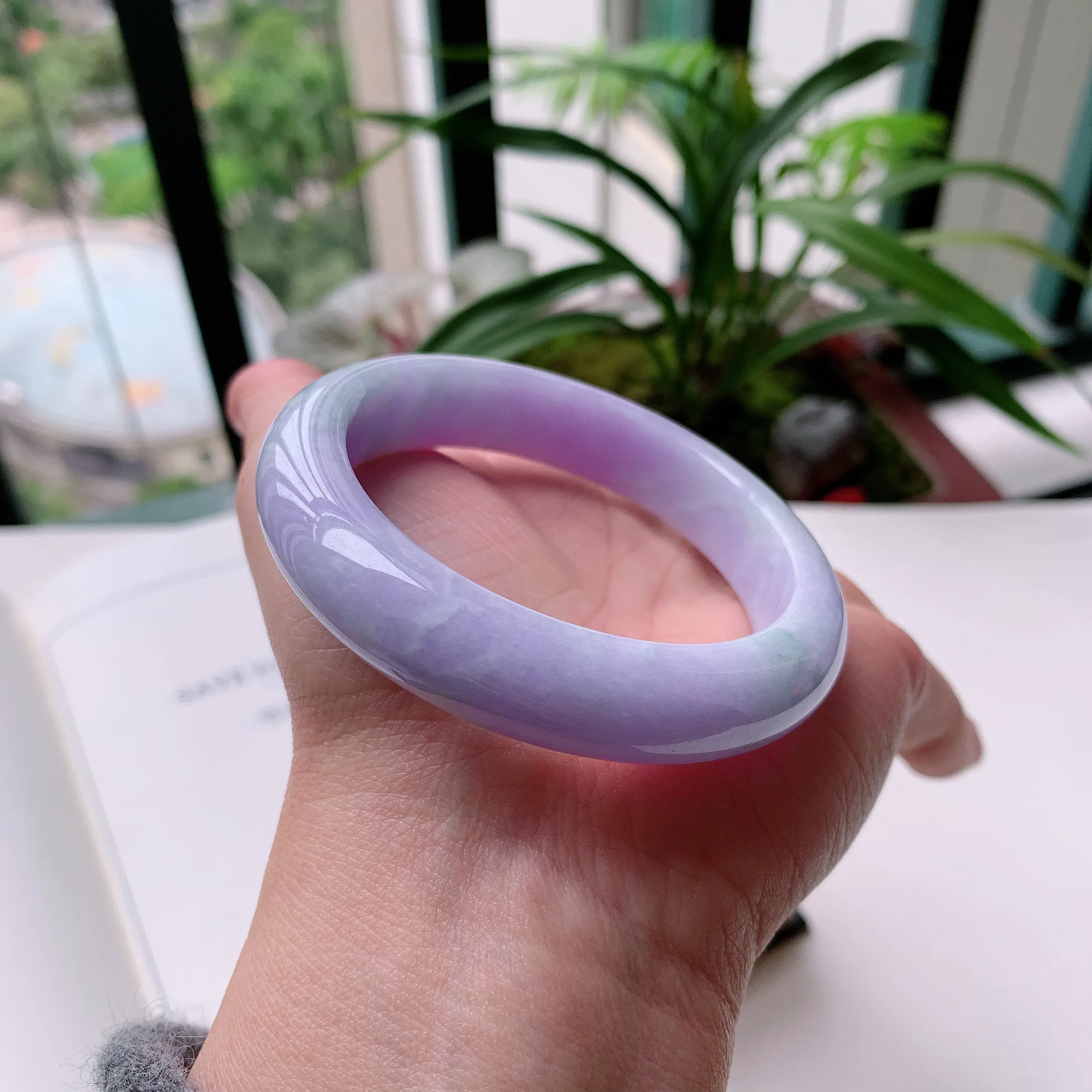 正圈55圈口，天然A货翡翠冰糯种水润飘绿玉手镯，水润秀丽，飘花灵动，种水十足，视觉甜美可人，恰到好处的美，十分高雅耐看，条形优美，上手优雅大方。61.34