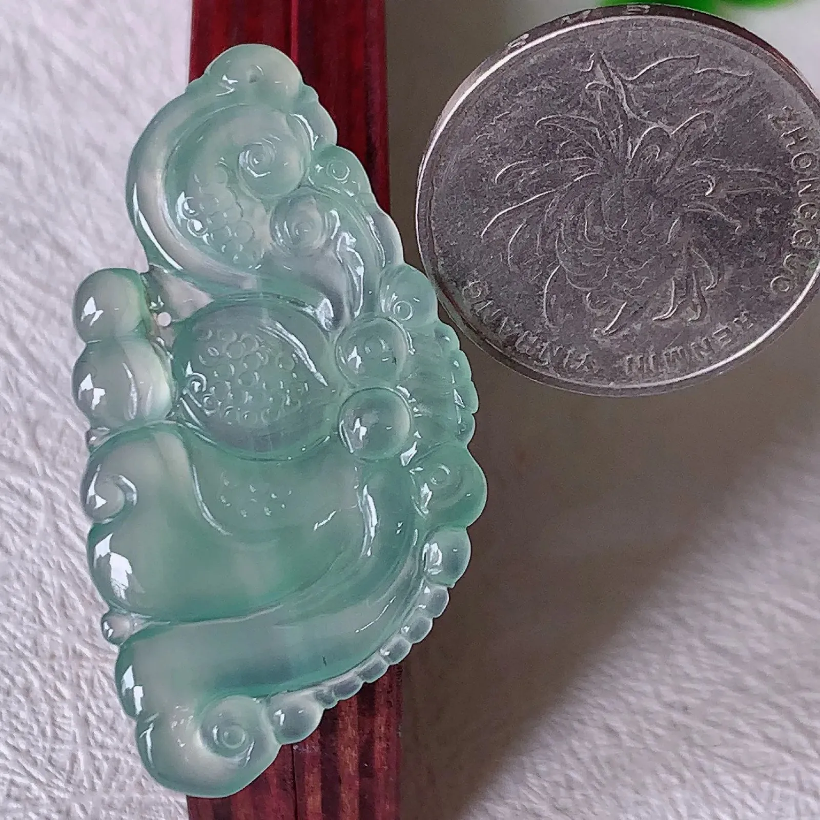 自然光实拍，冰种蝴蝶翡翠吊坠，翠色灵动，玉质细腻，颜色漂亮，品相佳，佩戴佳品！#01.25