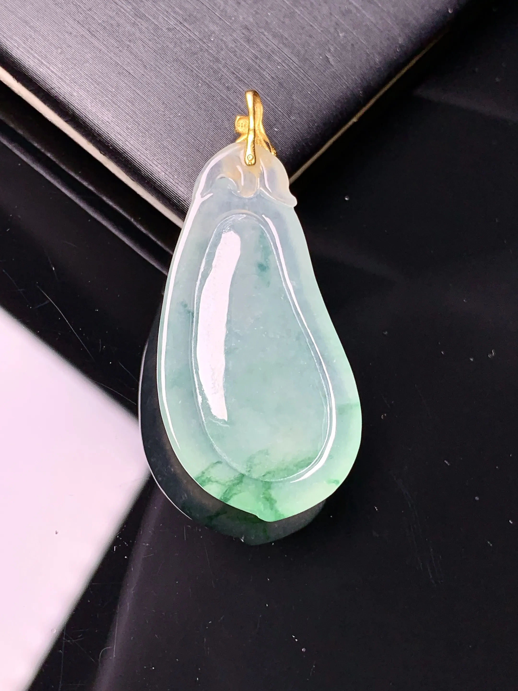 18k金镶嵌飘绿福瓜吊坠 玉质细腻 色泽清新艳丽 整体尺寸39.6*17.7*5