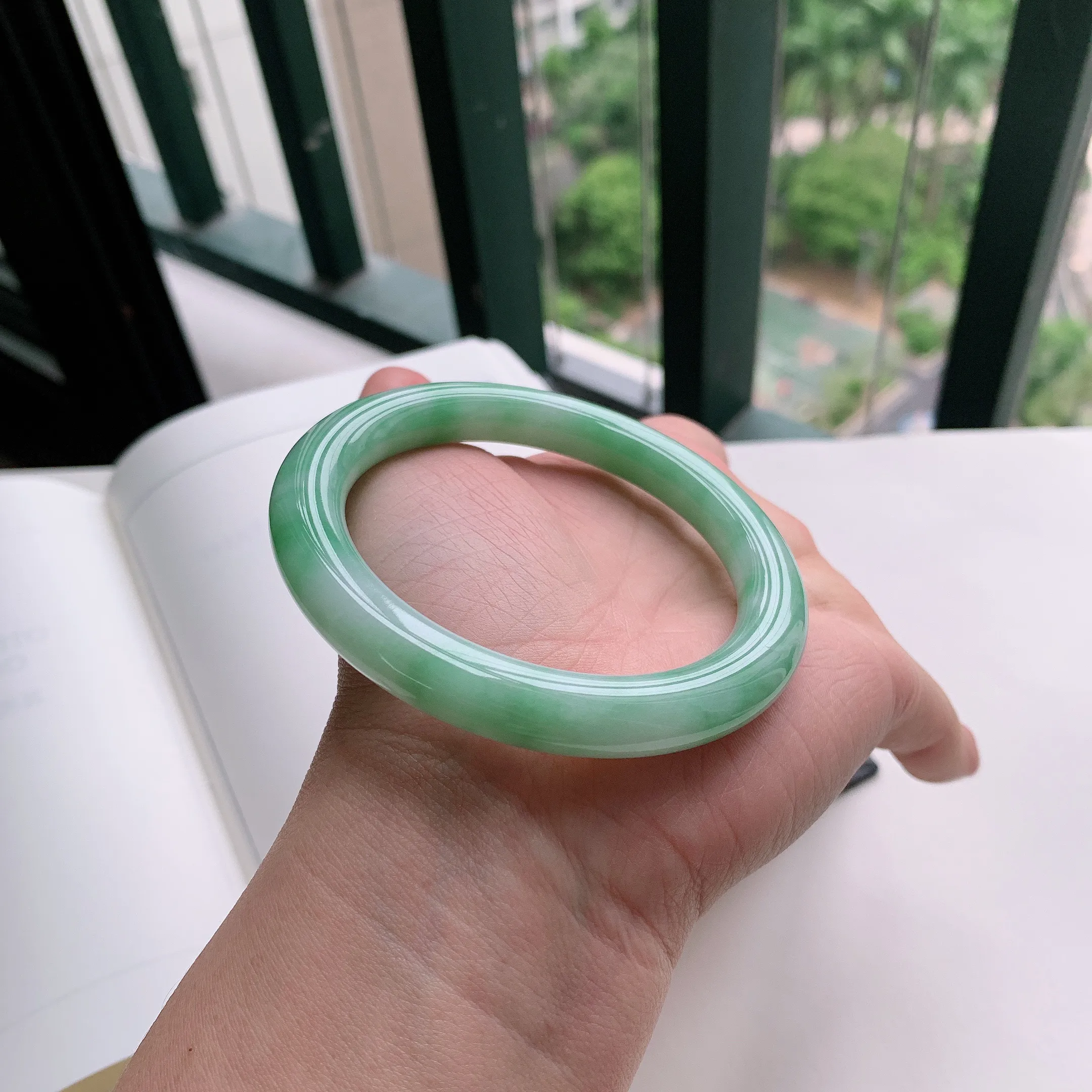 圆条57圈口，天然A货翡翠冰糯种水润飘绿玉手镯，水润秀丽，飘花灵动，种水十足，视觉甜美可人，恰到好处的美，十分高雅耐看，条形优美，上手优雅大方。54.19