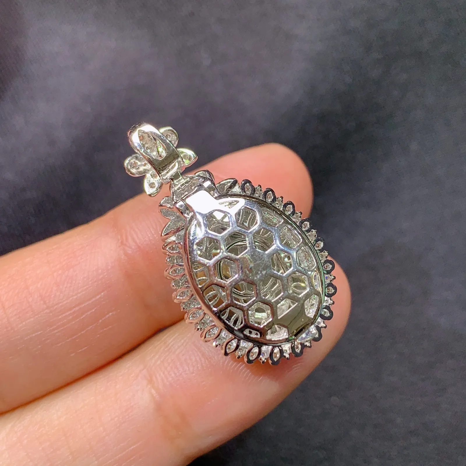 阳绿福瓜吊坠，18k金镶嵌，冰润色阳，玉质细腻，种水足，Lp 尺寸27.7*15.7*13.2