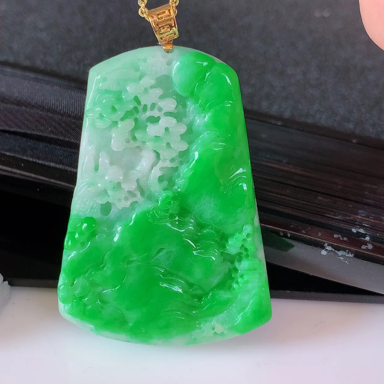 自然光实拍，18K金镶嵌辣绿翡翠山水牌吊坠，寓意“常青、背靠大山、水（财）长流、平安之意”生机盎然的翠意，一眼既心醉，雕工精致，佩戴效果优雅迷人！#1.25整体49.5裸石44.5*32*7.8