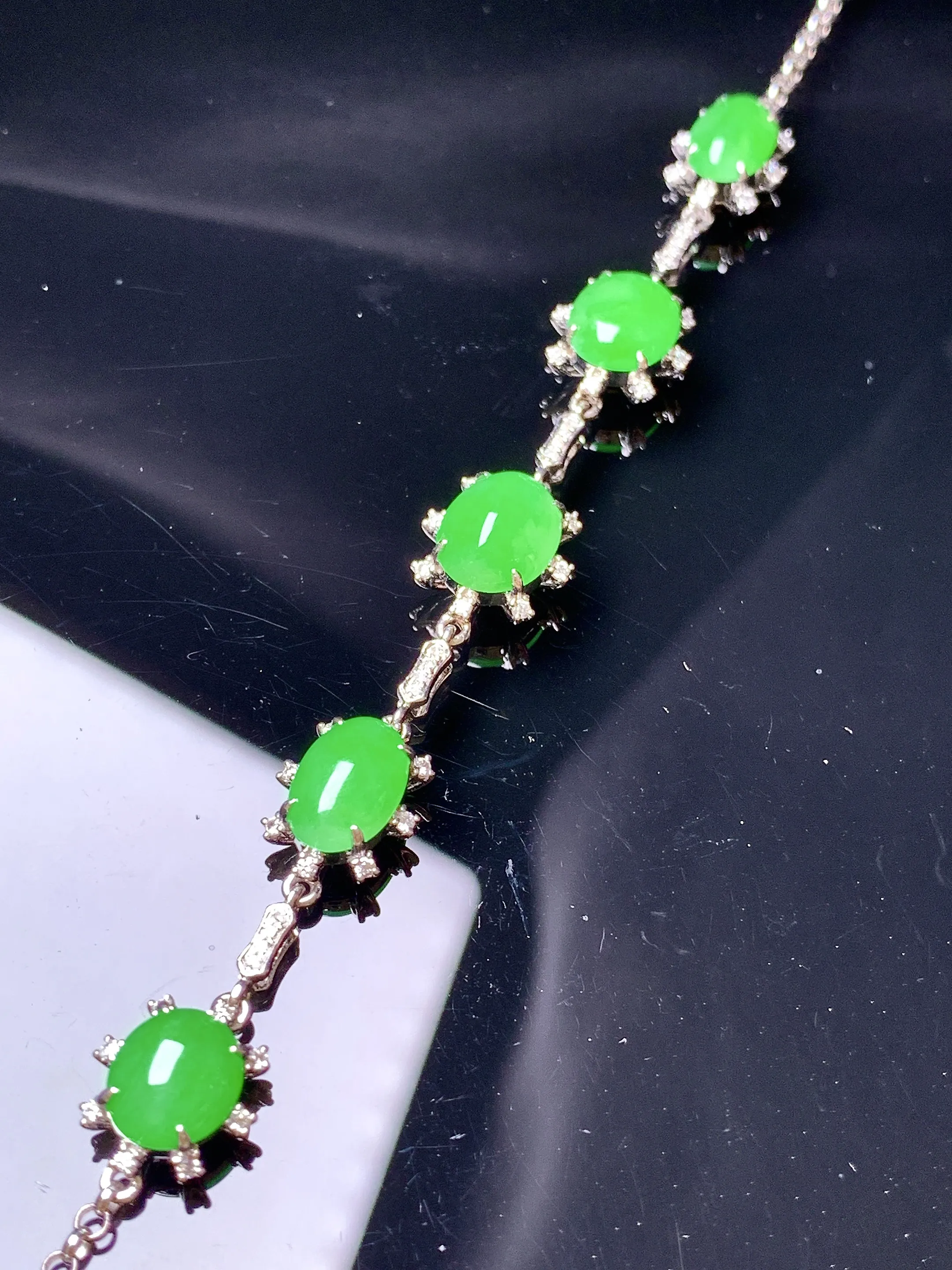 18k金钻镶嵌满绿蛋面手链 玉质细腻 色泽清新艳丽 整体尺寸8.8*7*5