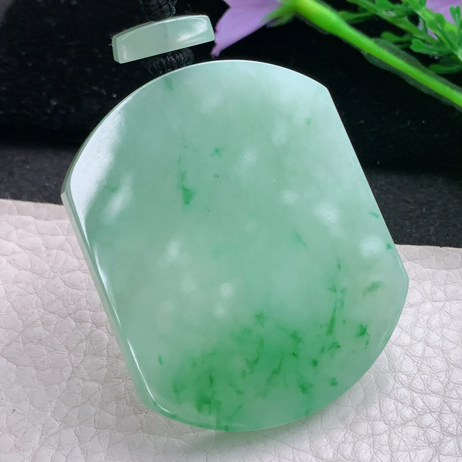 qxm实拍53.5*44*6缅甸翡翠精雕冰胶飘绿花平安无事牌玉吊坠 玉挂件