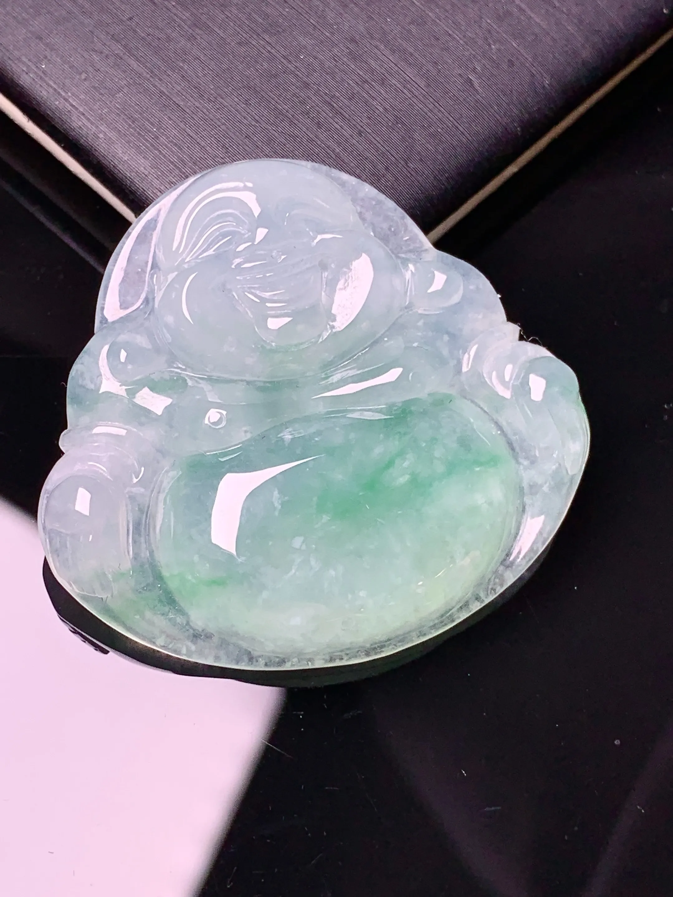 冰种飘绿佛公吊坠 玉质细腻 色泽清新艳丽 整体尺寸33.6*36*6