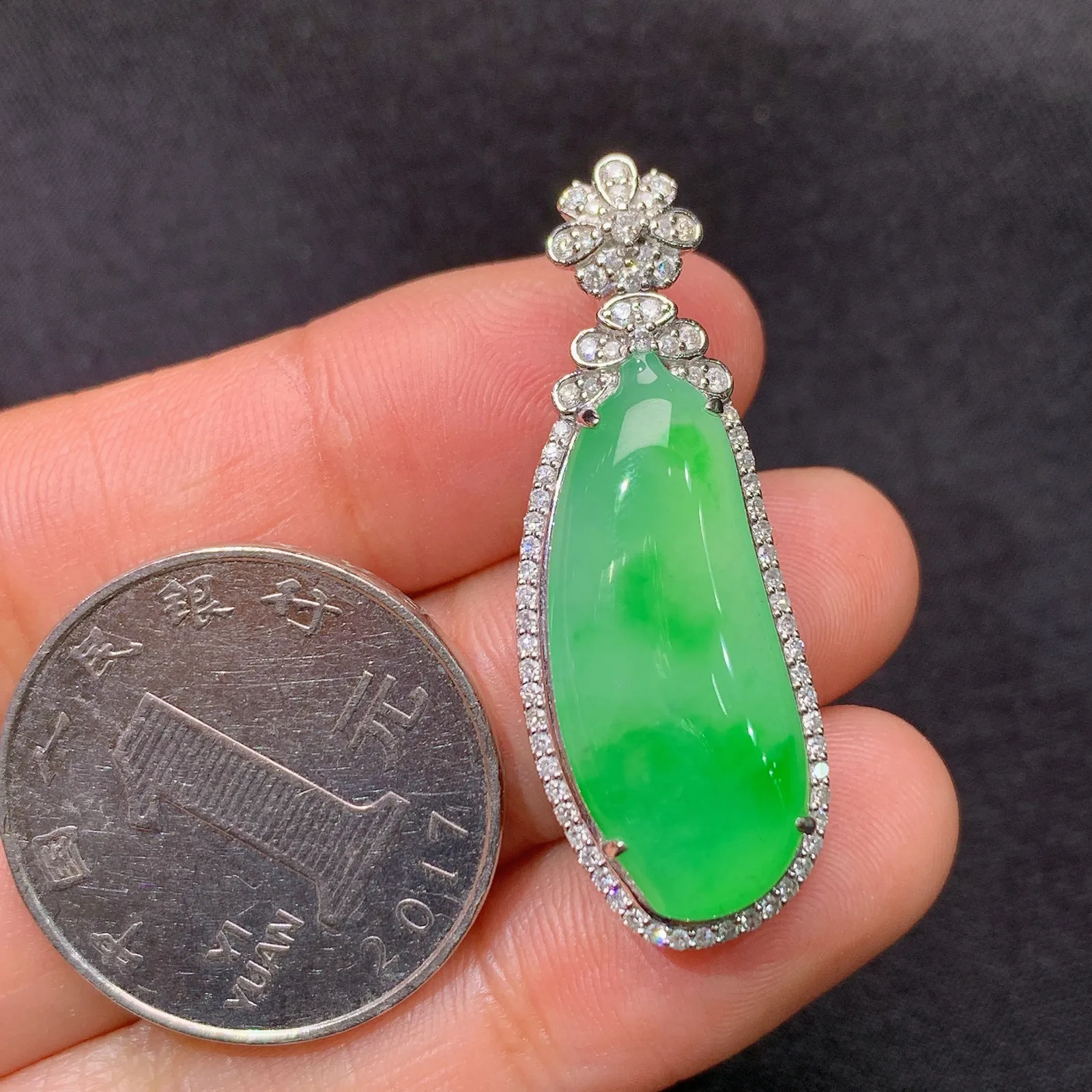 翠绿福瓜吊坠，18k金镶嵌，冰润色阳，玉质细腻，种水足，Lp 尺寸36.8*13.5*8.8