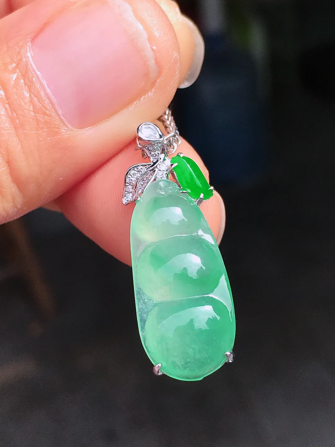 冰绿福豆吊坠，色泽均匀艳丽，玉质细腻，荧光感超
强，饱满圆润，尽显优雅气质，18k
金豪华镶嵌