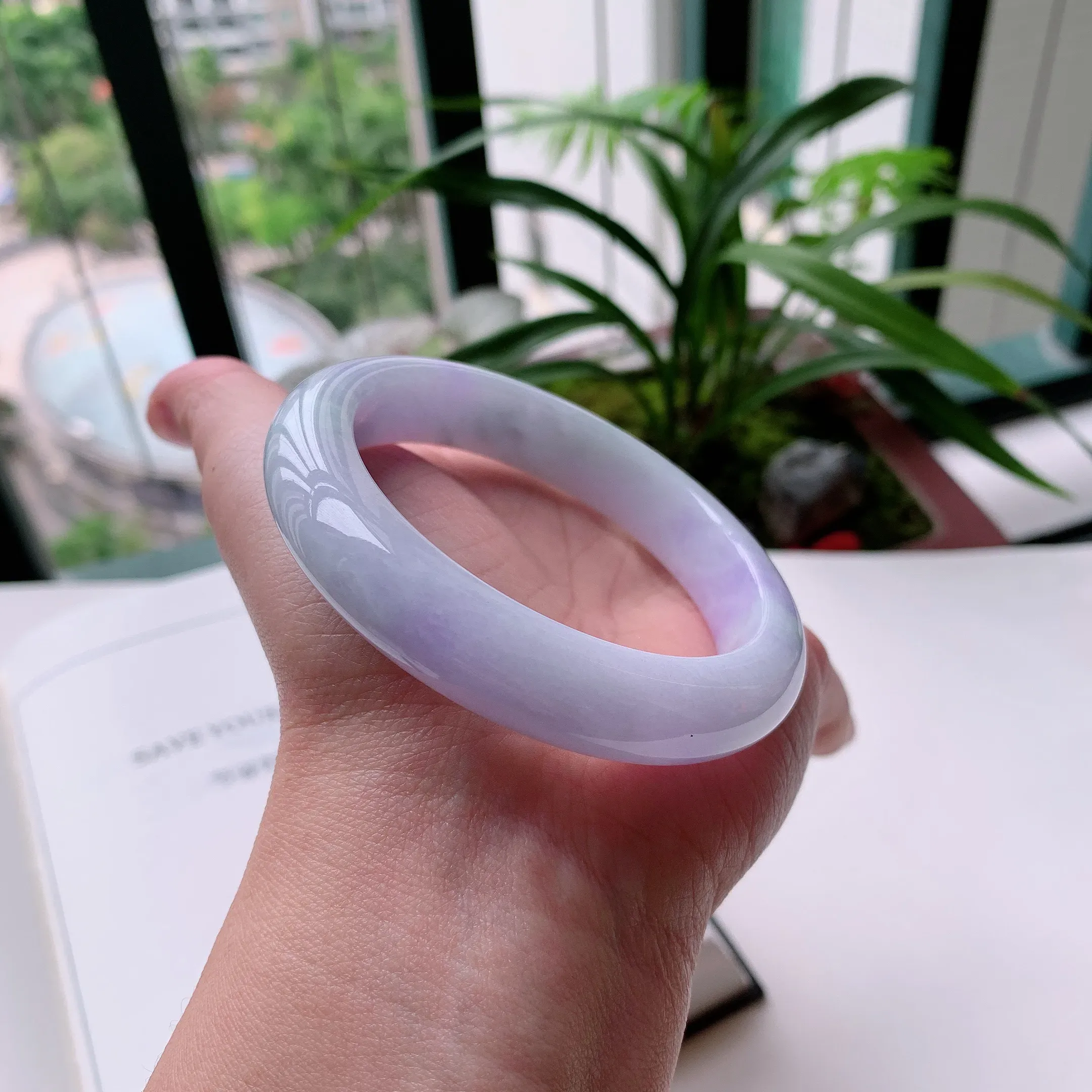 正圈57圈口，天然A货翡翠冰糯种水润飘绿玉手镯，水润秀丽，飘花灵动，种水十足，视觉甜美可人，恰到好处的美，十分高雅耐看，条形优美，上手优雅大方。63.98