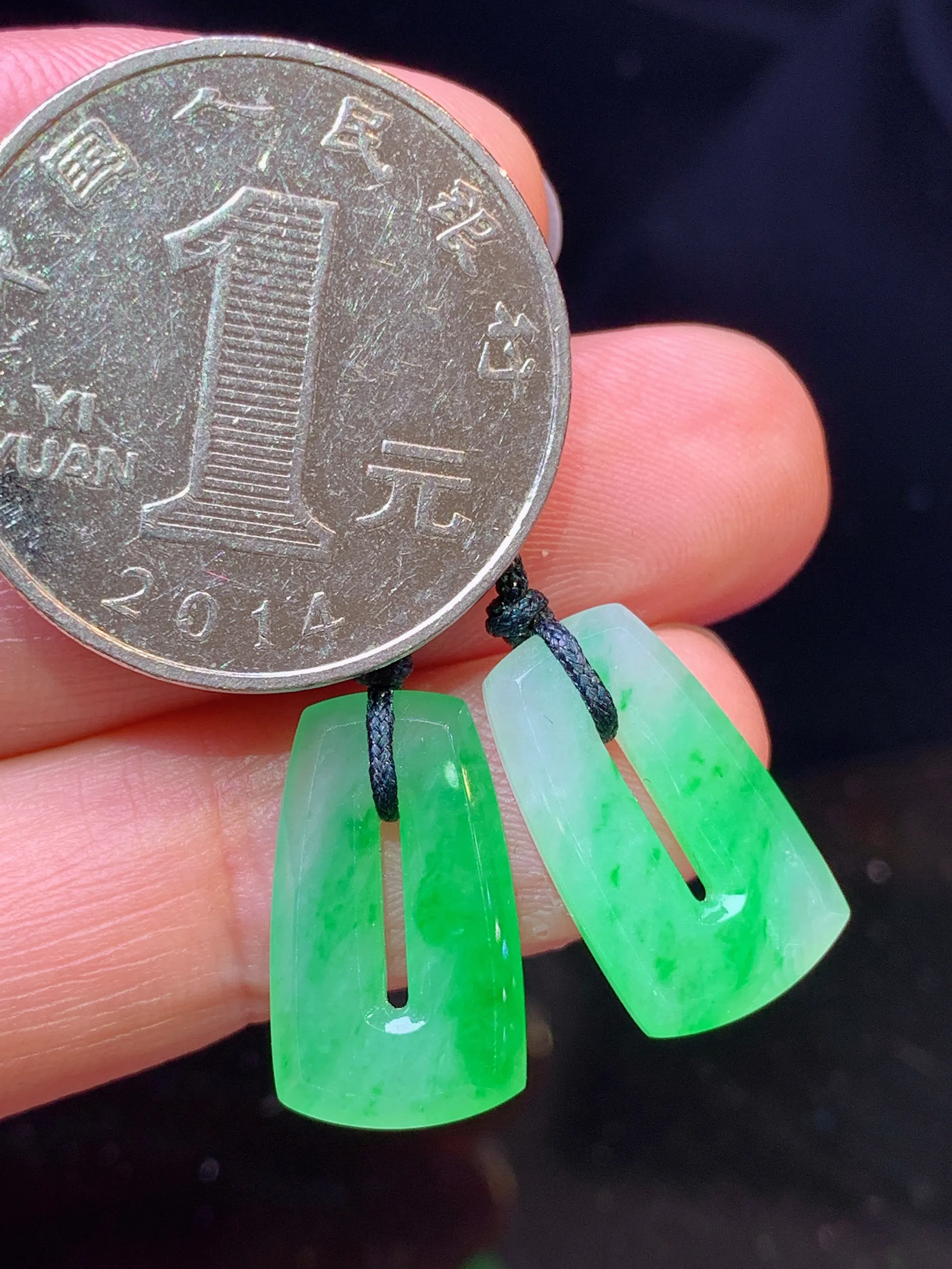 翠绿平安扣一对 玉质细腻 色泽清新艳丽 整体尺寸17*10*2.8