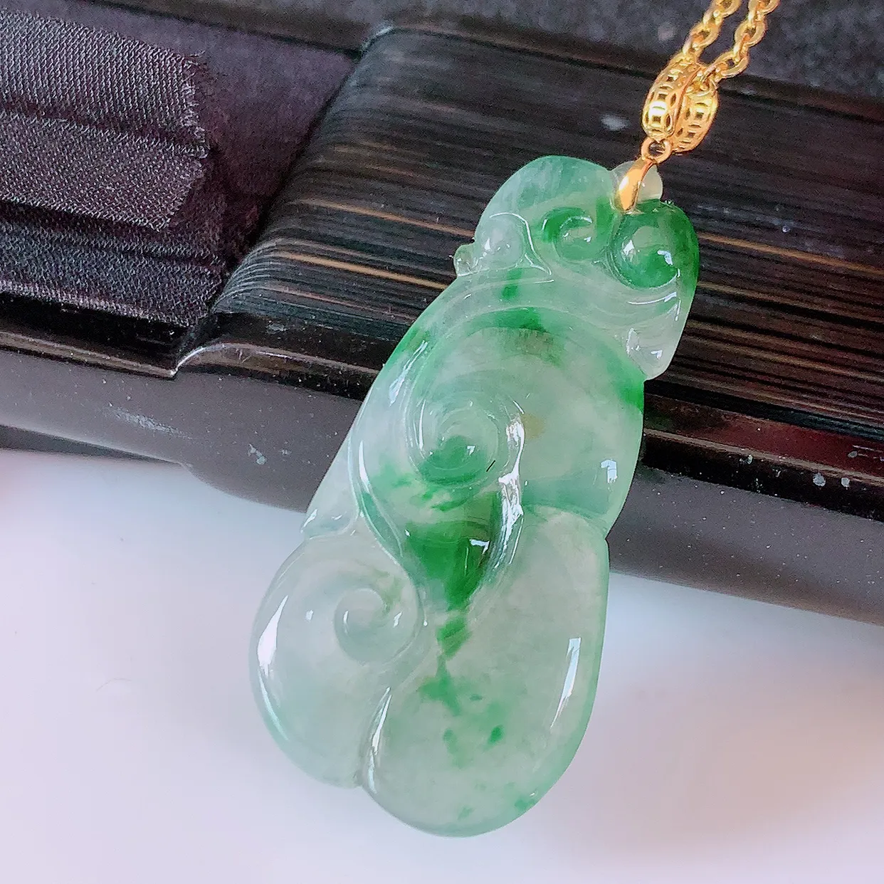 18K金镶嵌冰种飘绿翡翠如意吊坠，简单的镶嵌设计、让玉坠百搭又精致，寓意着吉祥，事事如意！#1.25