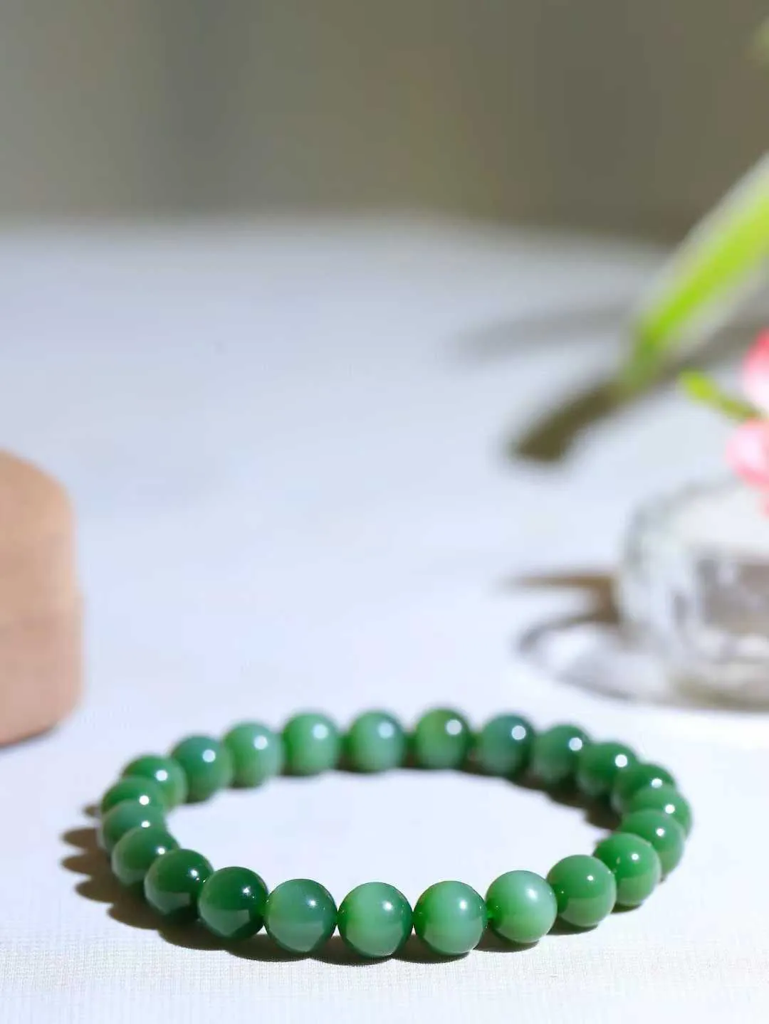 【珠圆玉润.手串】

精品️和田玉碧玉猫眼珠圆玉润手串 玉质温润细腻  整串打磨圆润，佩戴舒适。珠