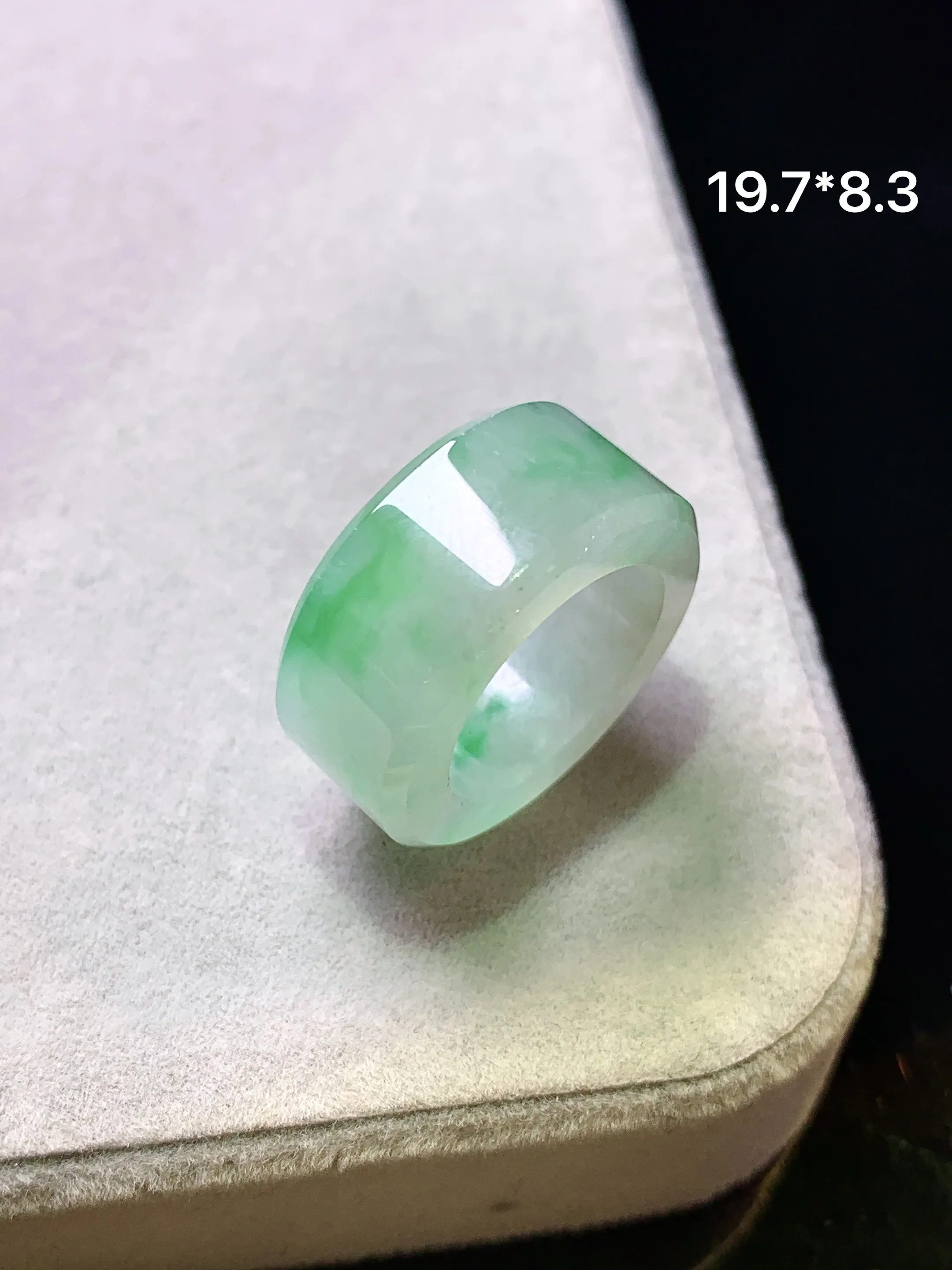 飘绿路路通吊坠 玉质细腻 色泽清新艳丽 整体尺寸19.7*8.3