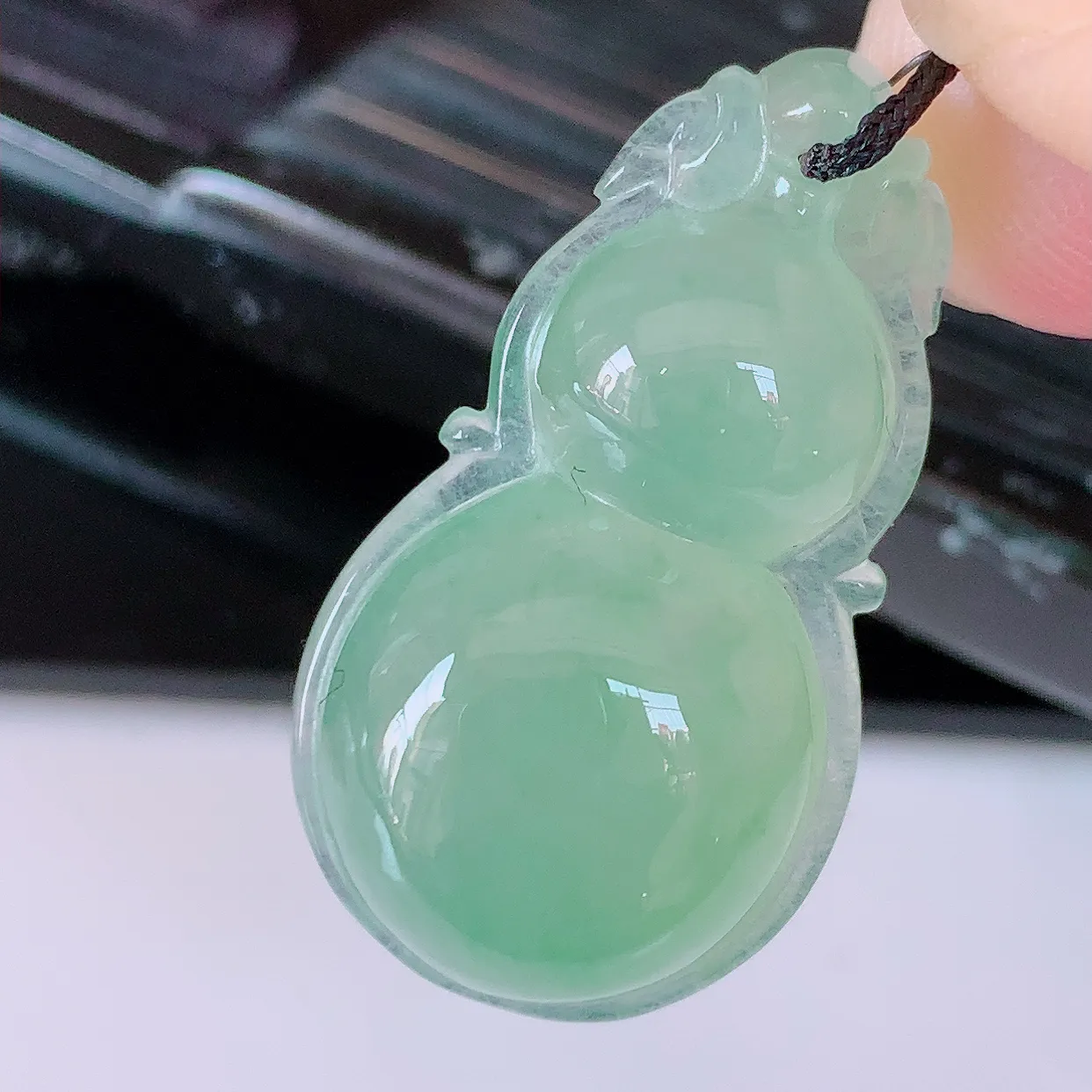 自然光实拍，冰种满绿翡翠葫芦吊坠，寓意福禄双全，财源滚滚，清新脱俗，佩戴效果优雅迷人！#57.25