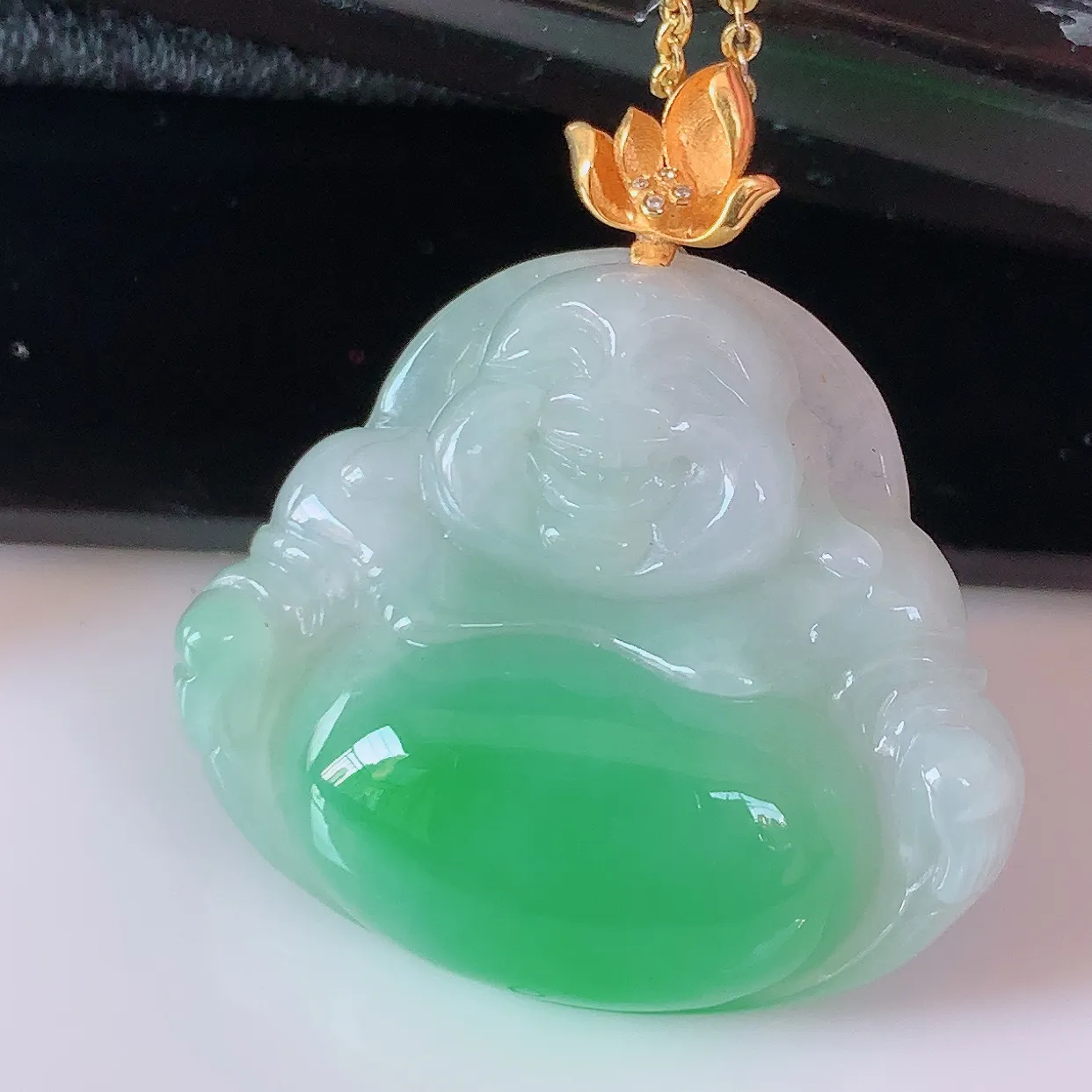 自然光实拍，18K金镶嵌冰润满绿肚翡翠佛公吊坠，玉笑佛，饱满，开脸喜庆，品佳品，配戴优雅迷人！#1.25整体31.5裸石28.8*25*6.8