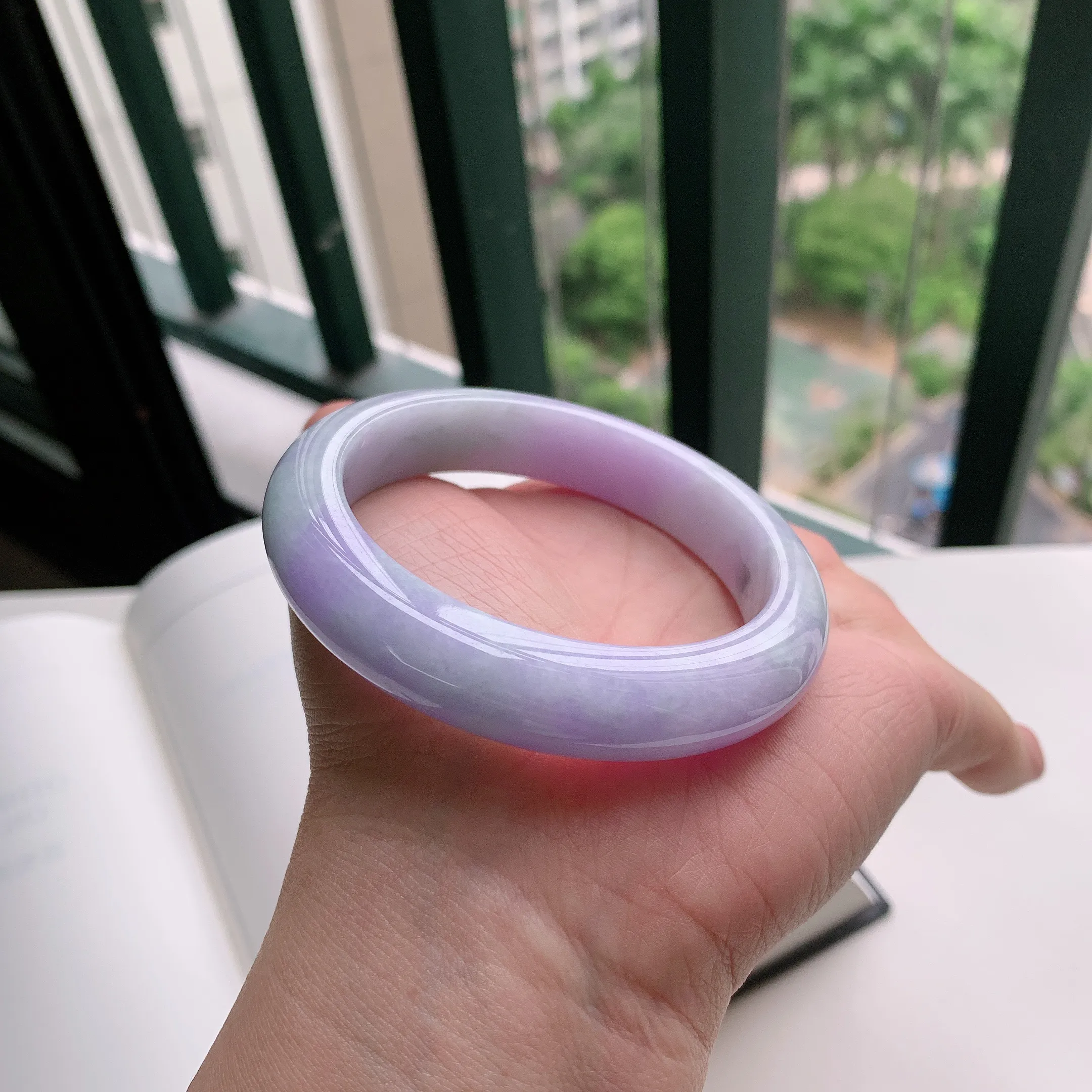 正圈57圈口，天然A货翡翠冰糯种水润飘绿玉手镯，水润秀丽，飘花灵动，种水十足，视觉甜美可人，恰到好处的美，十分高雅耐看，条形优美，上手优雅大方。65.35