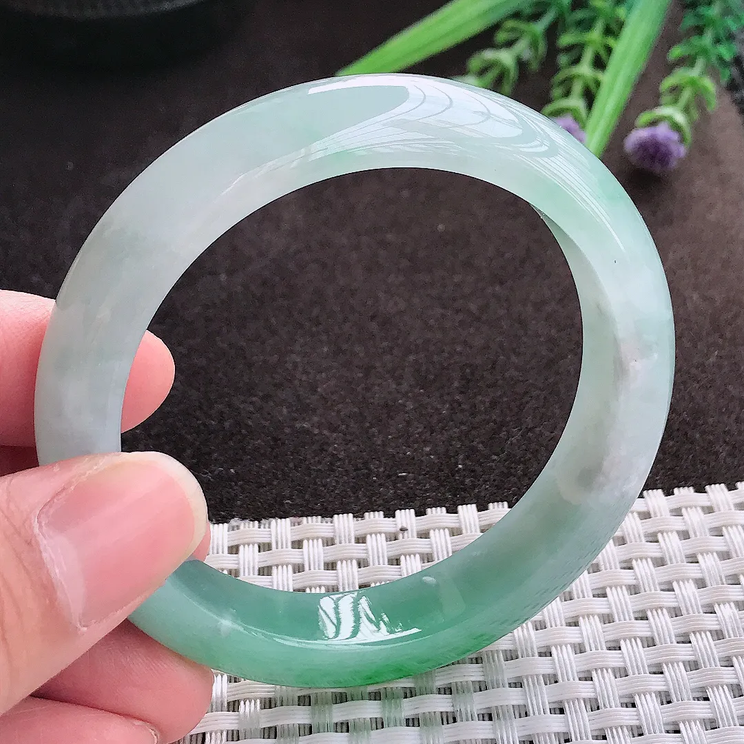 实拍A货翡翠55/12.6/8.3老坑冰胶水灵飘阳绿手镯翡翠玉镯子平安镯