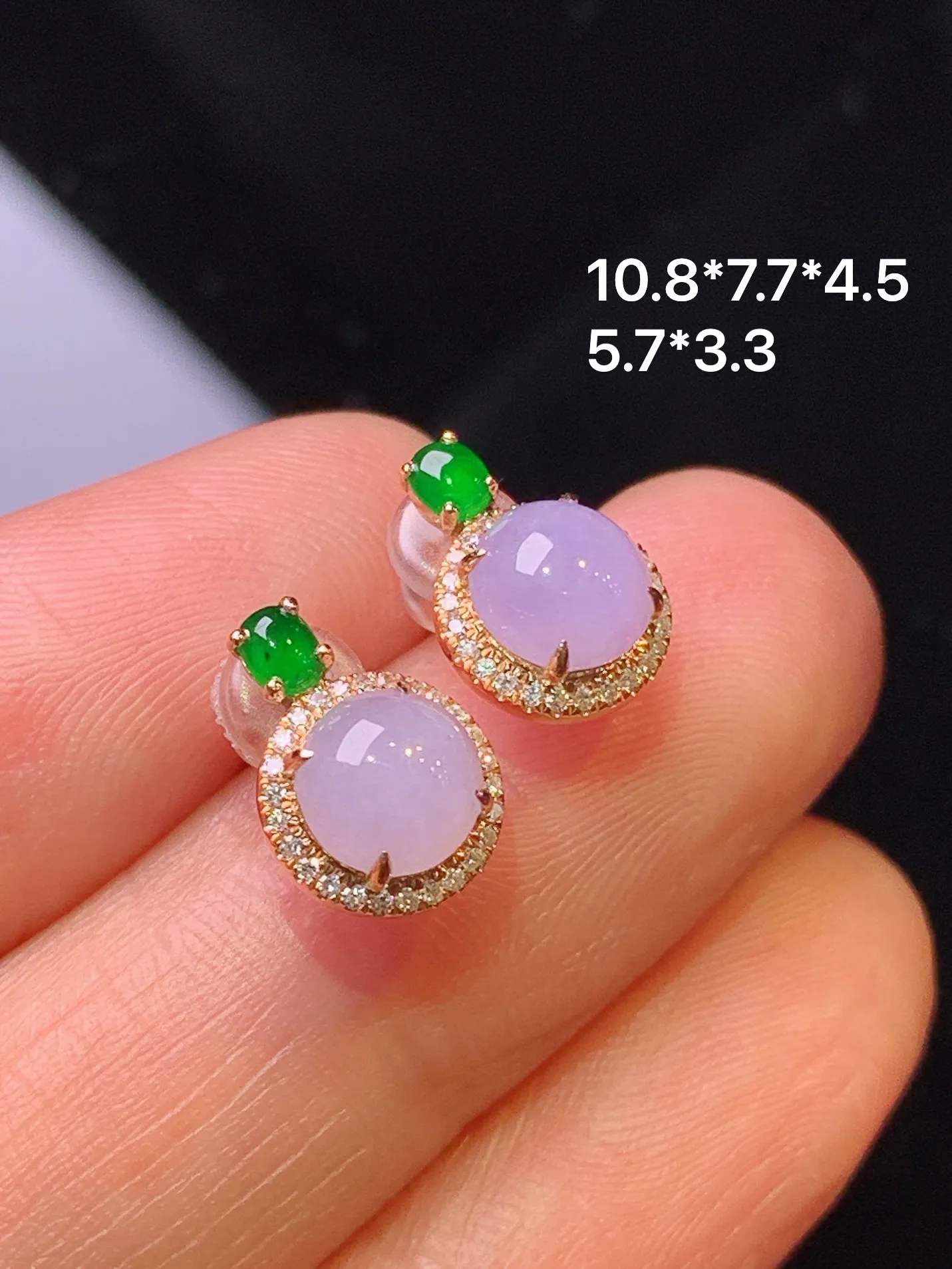 18k金钻镶嵌紫罗兰蛋面耳钉 玉质细腻 色泽清新艳丽 整体尺寸10.8*7.7*4.5