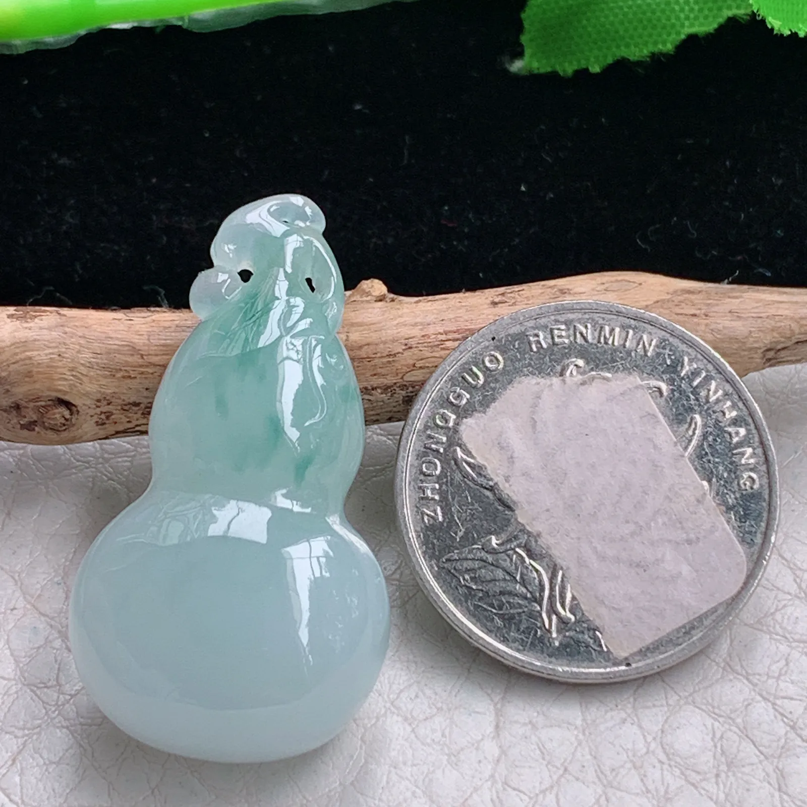 lz实拍36.8*19.8*12.5缅甸翡翠精雕冰飘花饱满葫芦吊坠 玉挂坠