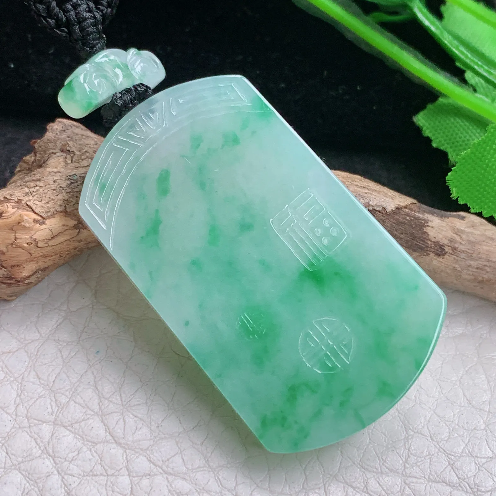 qxm实拍46*28*5.6缅甸翡翠精雕冰飘绿花平安无事牌玉吊坠 玉挂件