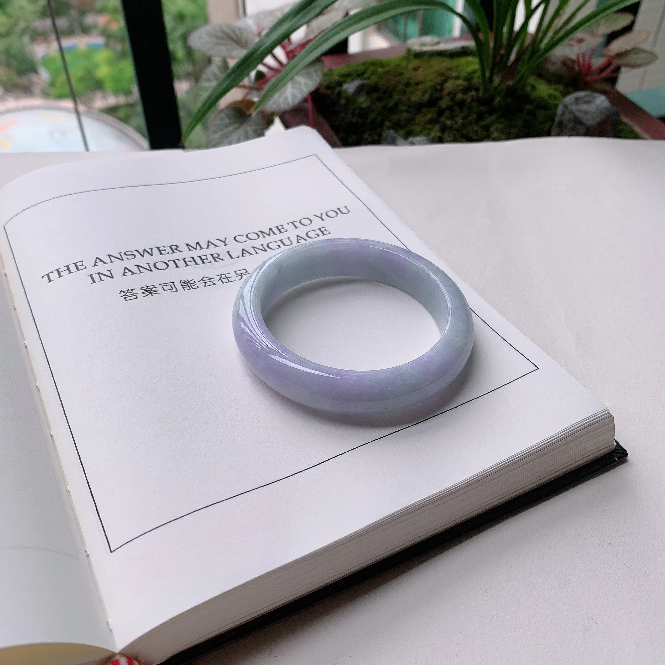 正圈55圈口，天然A货翡翠冰糯种水润飘绿玉手镯，水润秀丽，飘花灵动，种水十足，视觉甜美可人，恰到好处的美，十分高雅耐看，条形优美，上手优雅大方。62.50