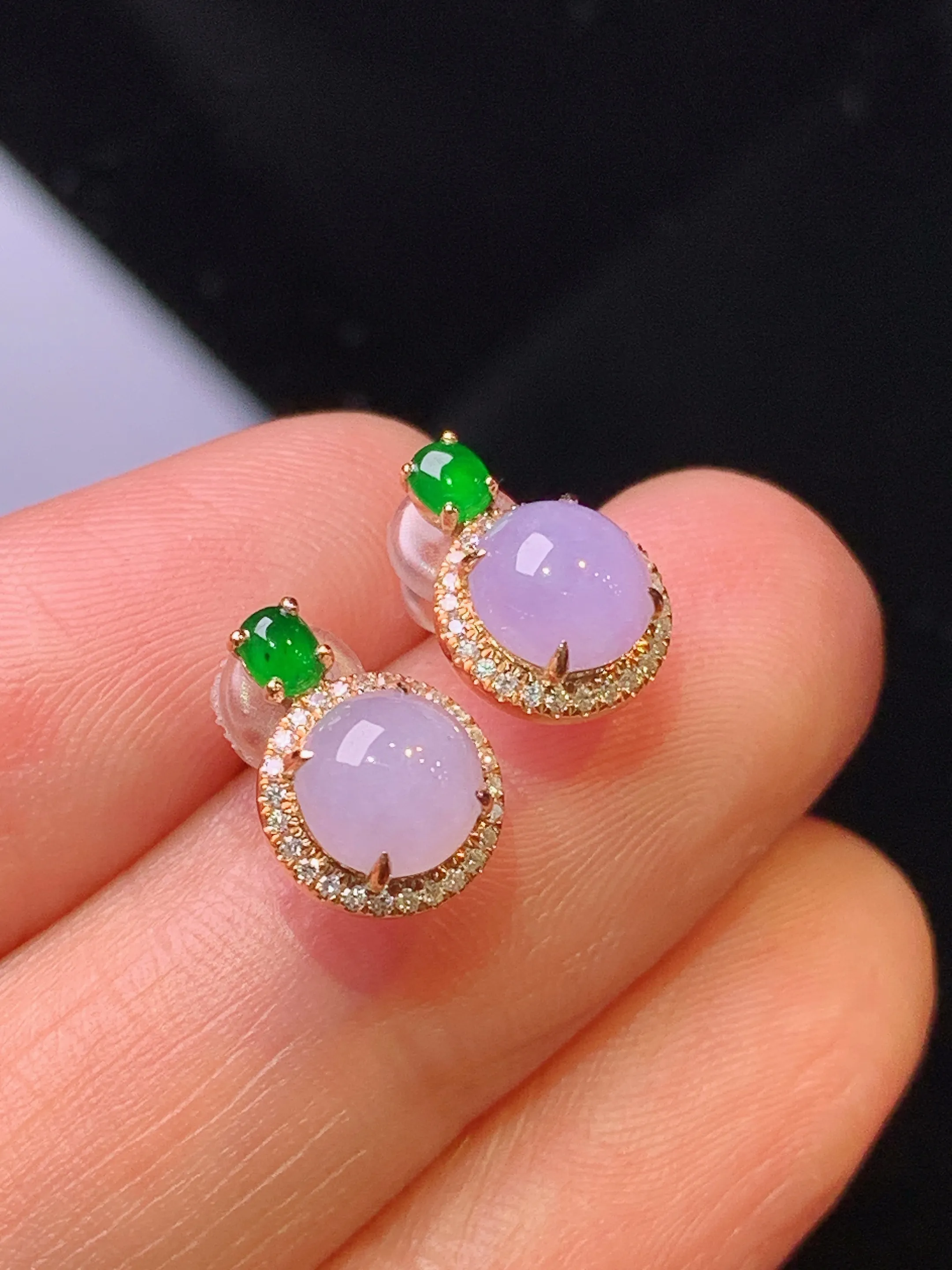 18k金钻镶嵌紫罗兰蛋面耳钉 玉质细腻 色泽清新艳丽 整体尺寸10.8*7.7*4.5