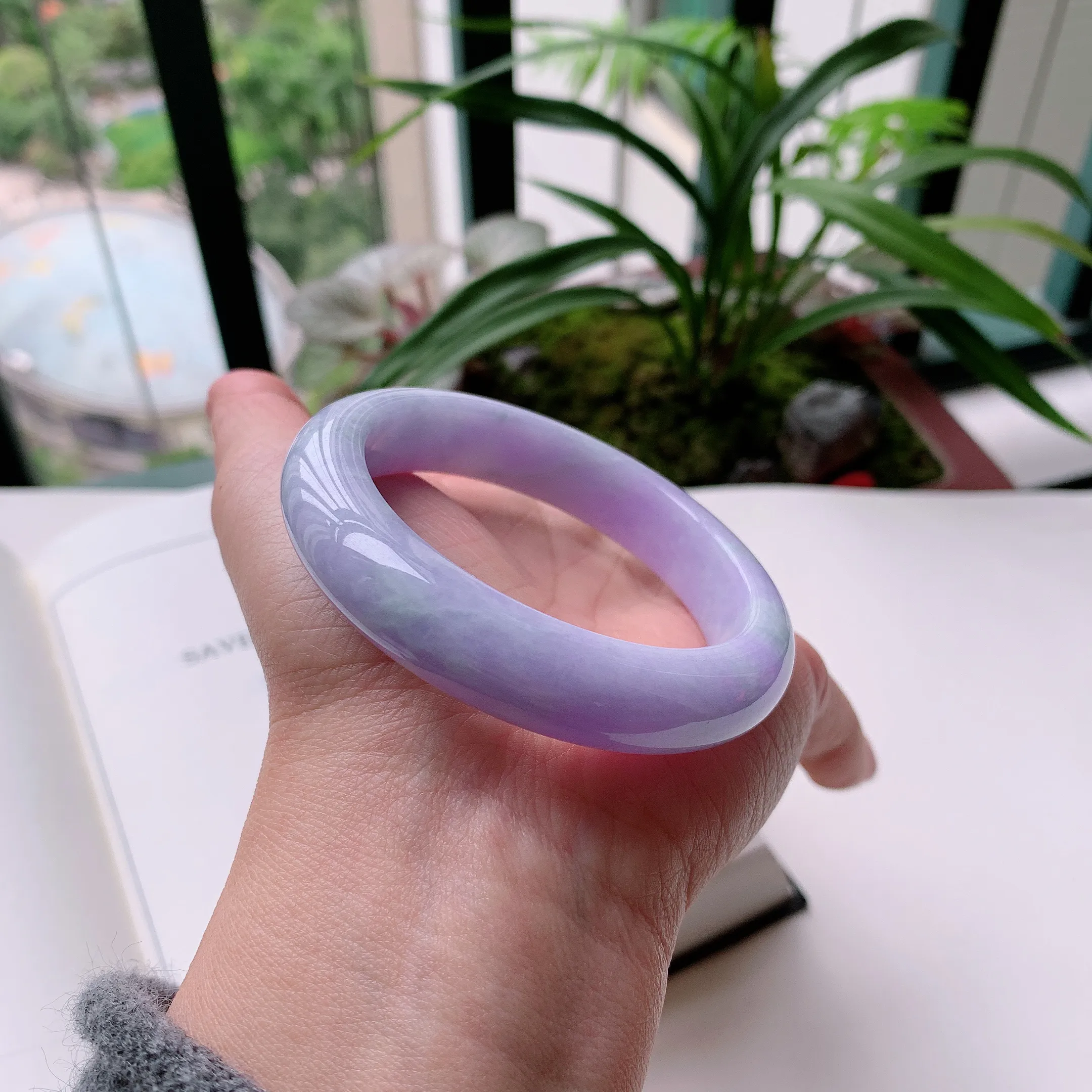 正圈55圈口，天然A货翡翠冰糯种水润飘绿玉手镯，水润秀丽，飘花灵动，种水十足，视觉甜美可人，恰到好处的美，十分高雅耐看，条形优美，上手优雅大方。61.34