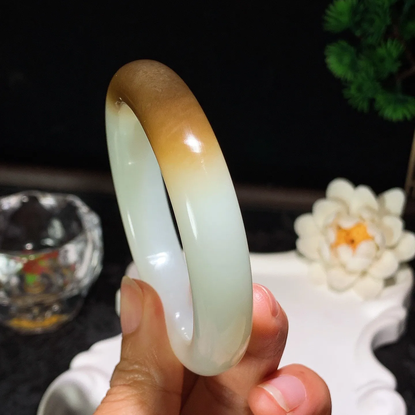 56圈口 新疆和田玉羊脂白且末糖手镯 且末糖半山半水手镯 56圈口条宽13厚10重63克。玉质细腻油润。手推出油。佩戴高端典雅。lt260129