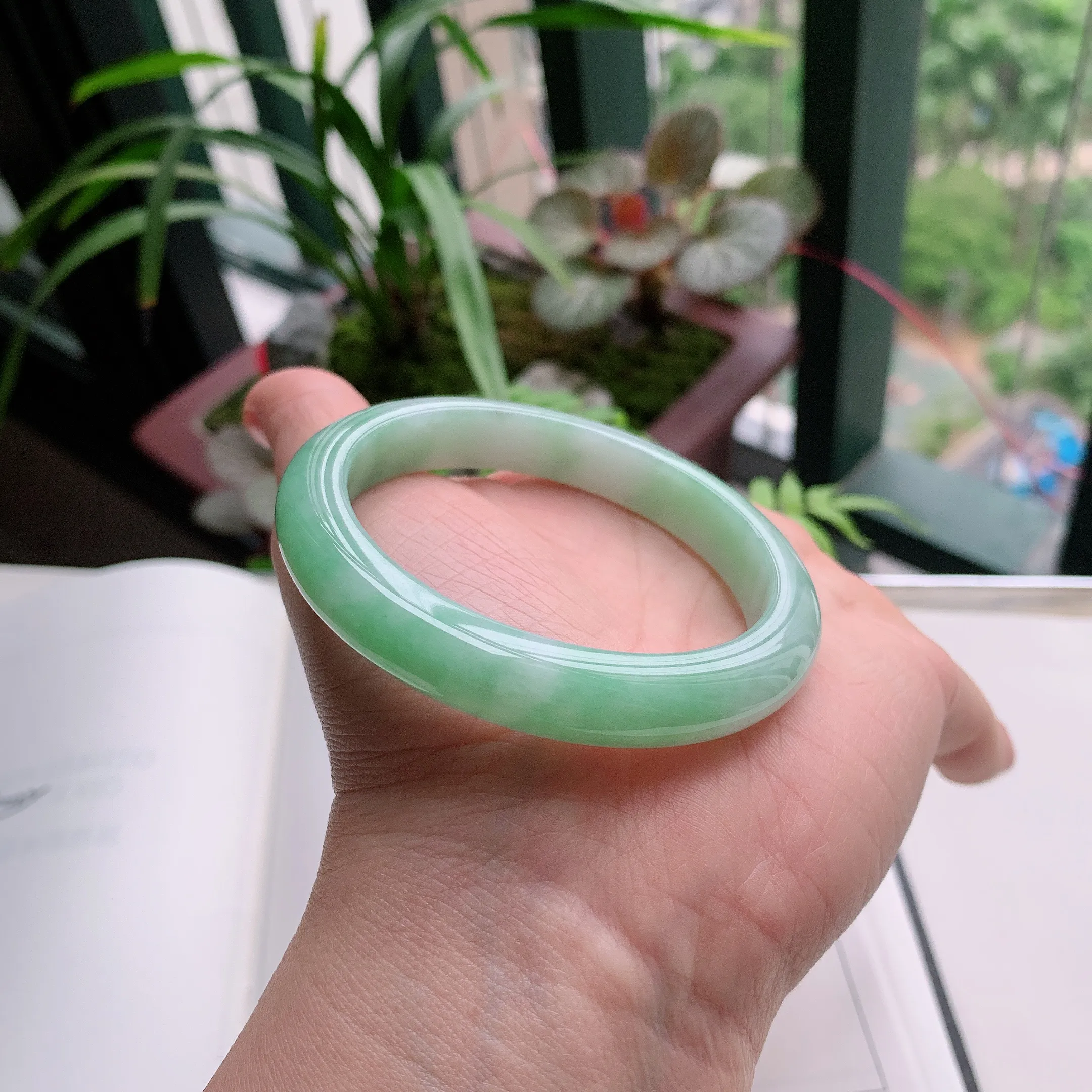 正圈54圈口，天然A货翡翠冰糯种水润飘绿玉手镯，水润秀丽，飘花灵动，种水十足，视觉甜美可人，恰到好