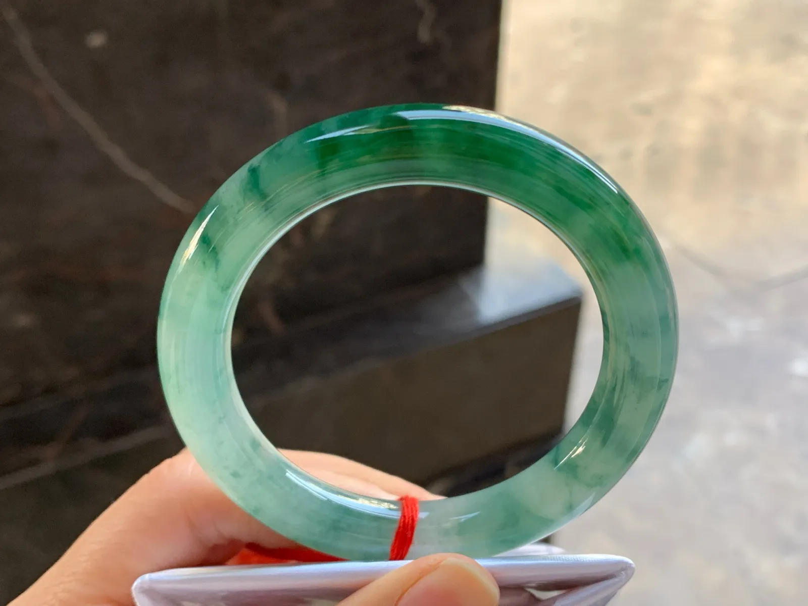 55.5-10.5

辣绿色圆条手镯^_^颜色鲜艳