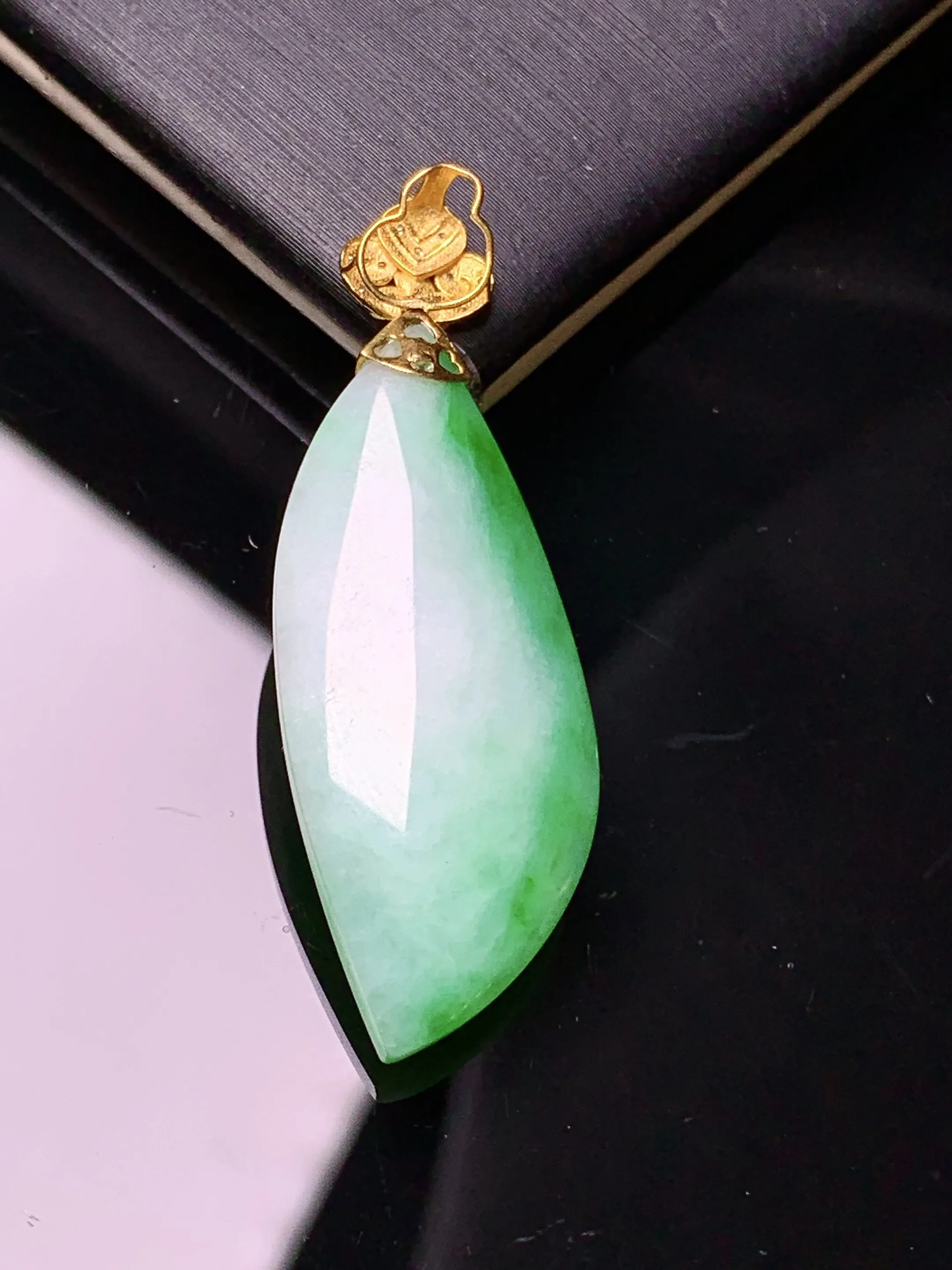 18k金镶嵌翠绿随形吊坠 玉质细腻 色泽清新艳丽 整体尺寸38.5*12.8*5.3