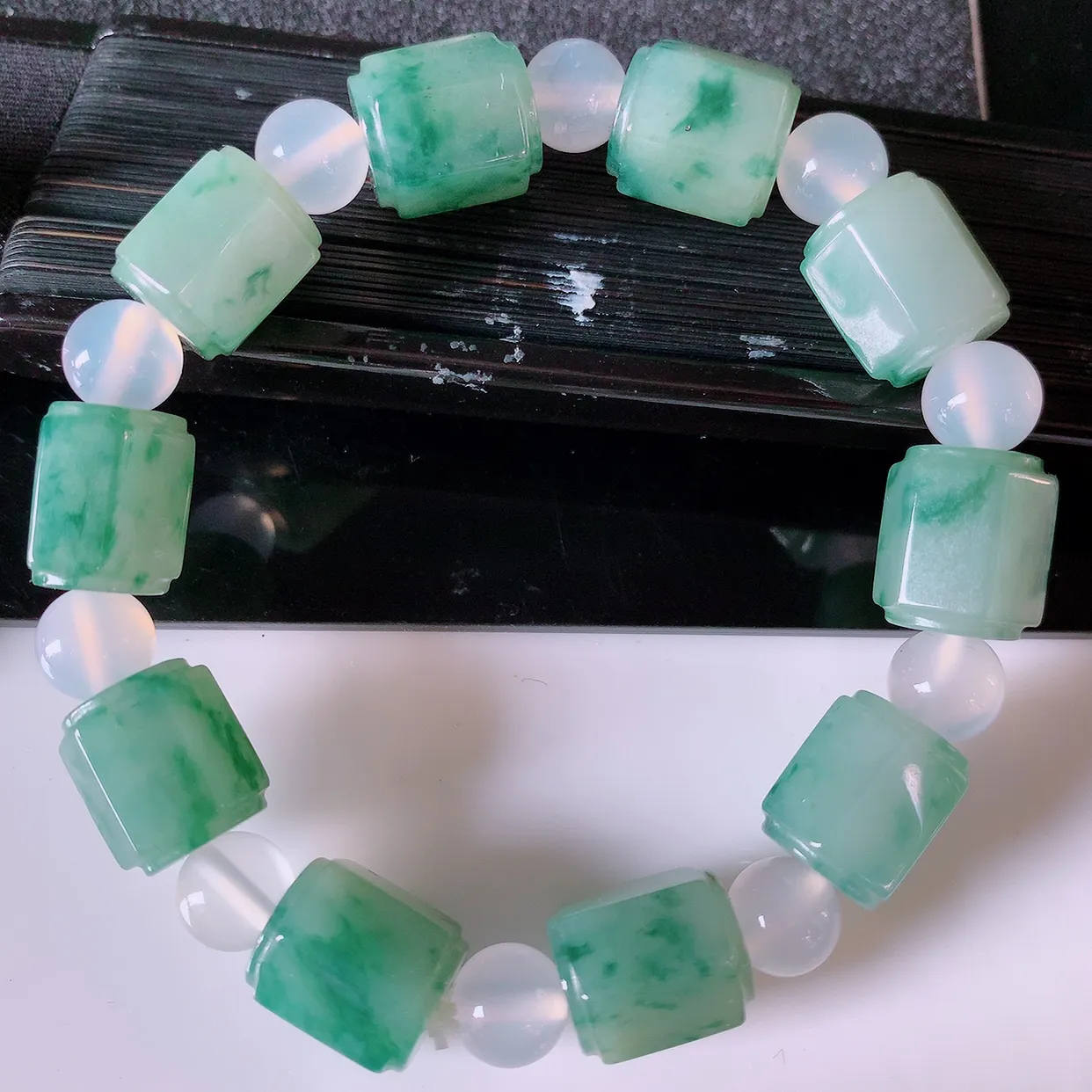 自然光实拍，冰润飘花翡翠手链，路路通翡翠手串，花式飘逸，佩戴效果大方时尚，圆珠为装饰珠！#89.25取一尺寸12.6*10.6