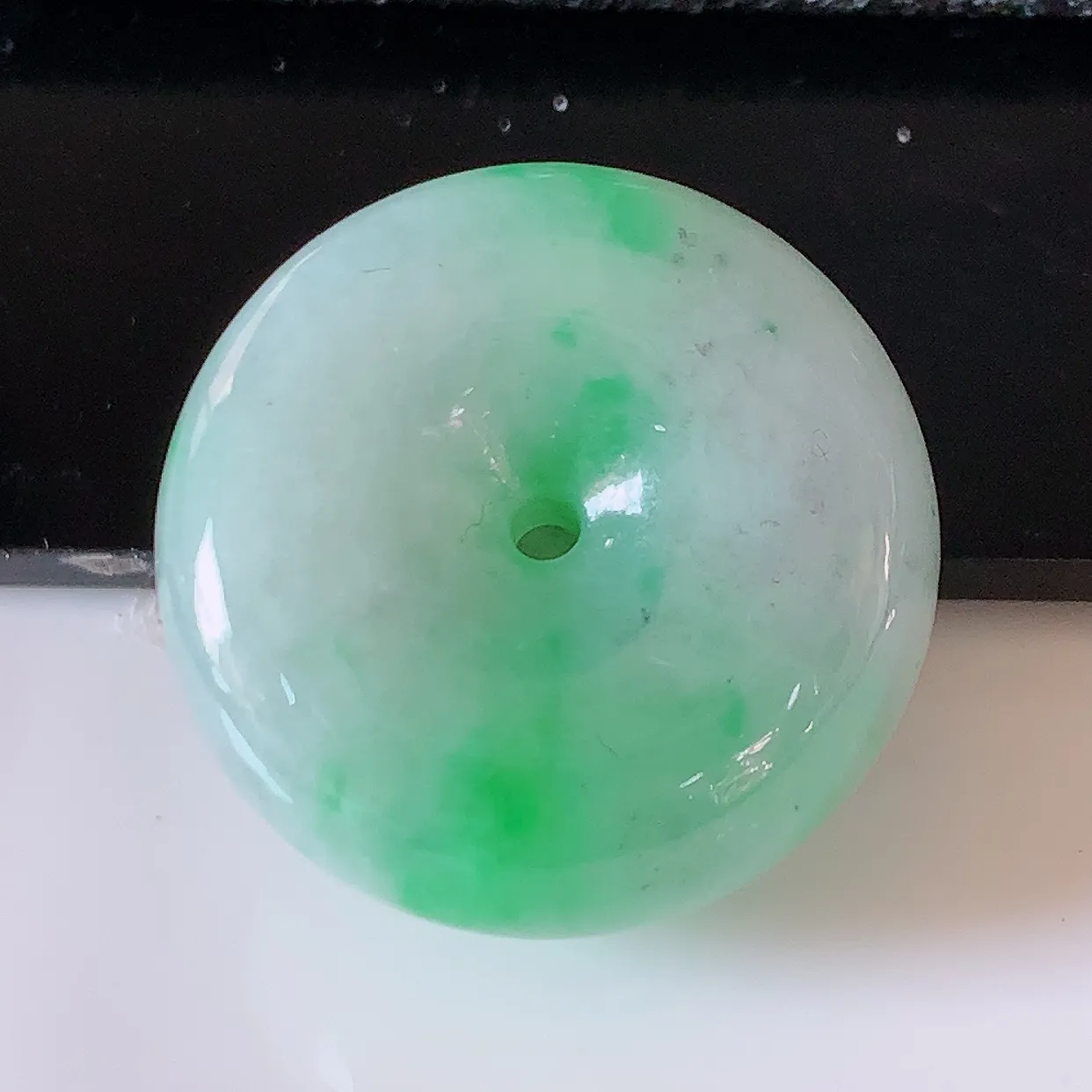 自然光实拍，冰润飘绿翡翠平安扣吊坠，形体饱满圆润，平安扣肥嘟嘟的，平平安安，种水很好，配戴精美！#05.25