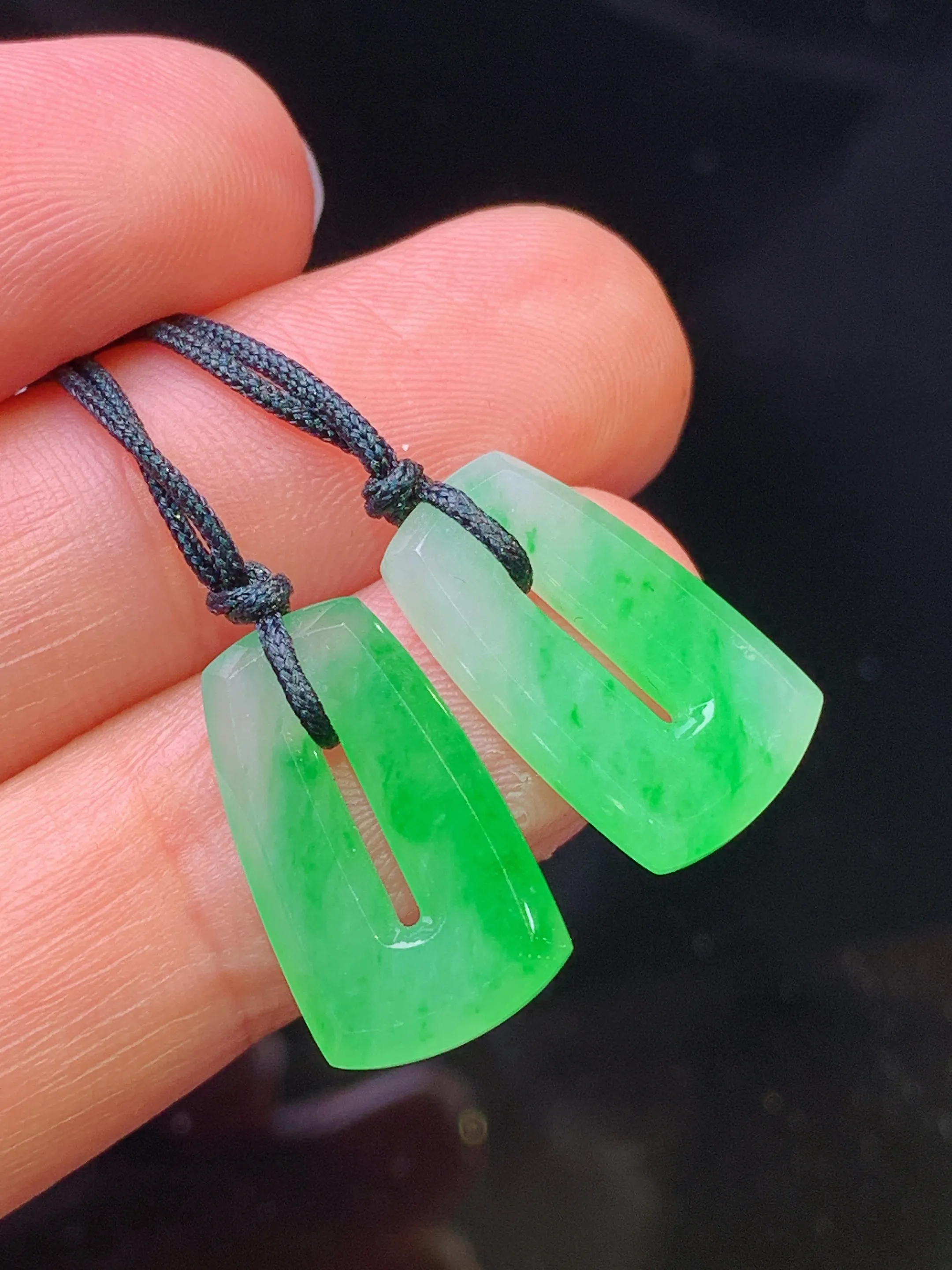 翠绿平安扣一对 玉质细腻 色泽清新艳丽 整体尺寸17*10*2.8