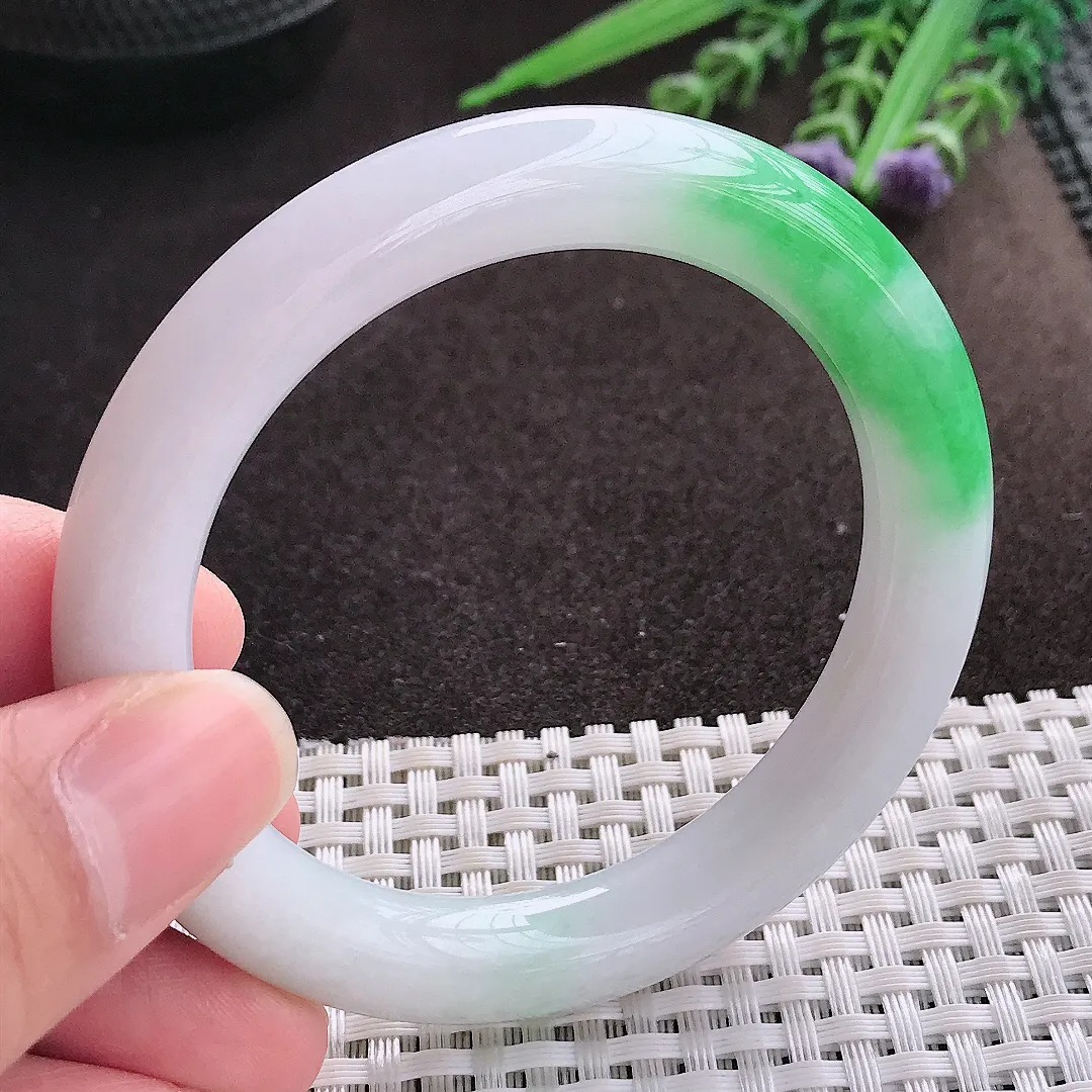 实拍A货翡翠53.5/9.5老坑精美温润飘阳绿圆条手镯翡翠玉镯子平安镯