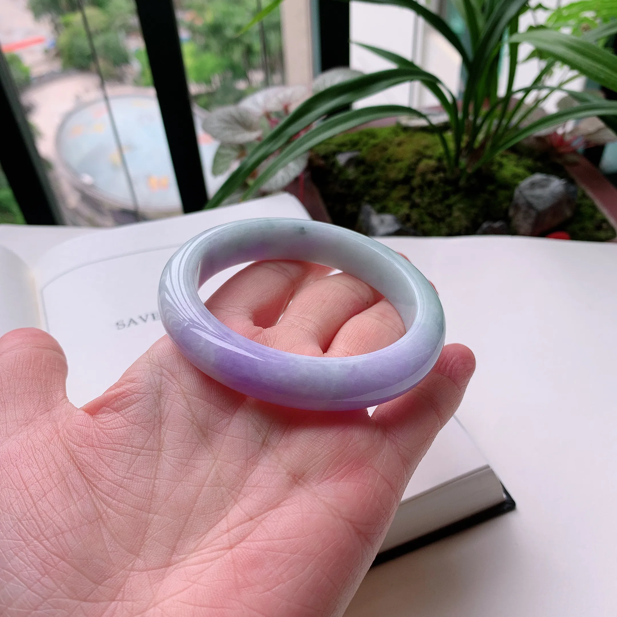 正圈58圈口，天然A货翡翠冰糯种水润飘绿玉手镯，水润秀丽，飘花灵动，种水十足，视觉甜美可人，恰到好处的美，十分高雅耐看，条形优美，上手优雅大方。65.60