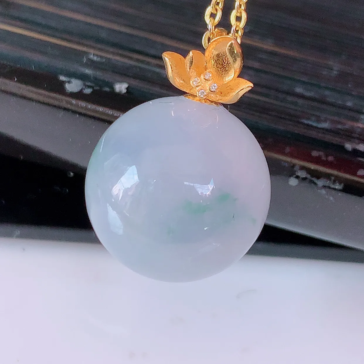 18K金镶嵌紫罗兰飘花翡翠转运珠吊坠，寓意“时来运转，财源滚滚” 寓意佳，荧光灼灼，转运珠佩戴时尚优雅！#1.25