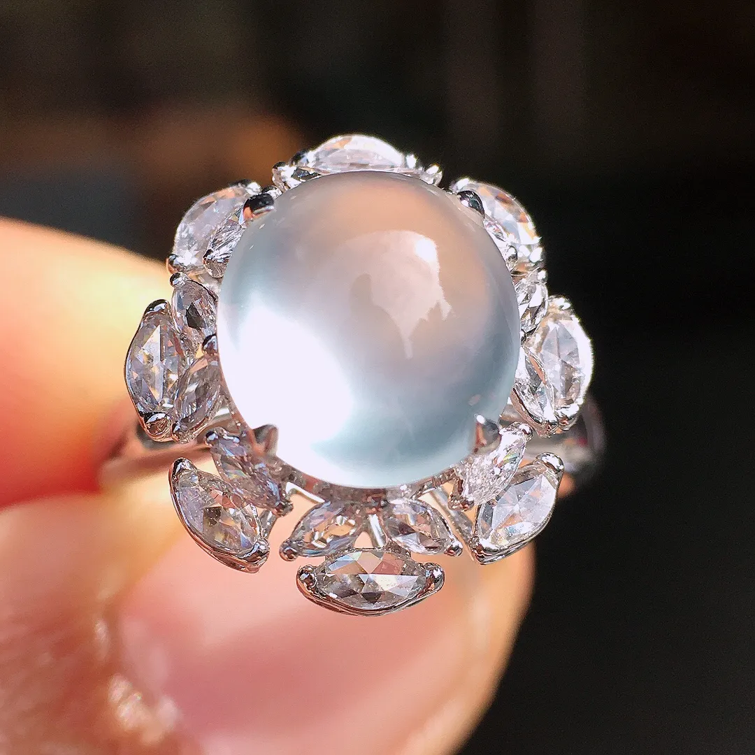 玻璃种蛋面戒指，玉质细腻，荧光感超
强，饱满圆润，尽显优雅气质，18k
金豪华镶嵌