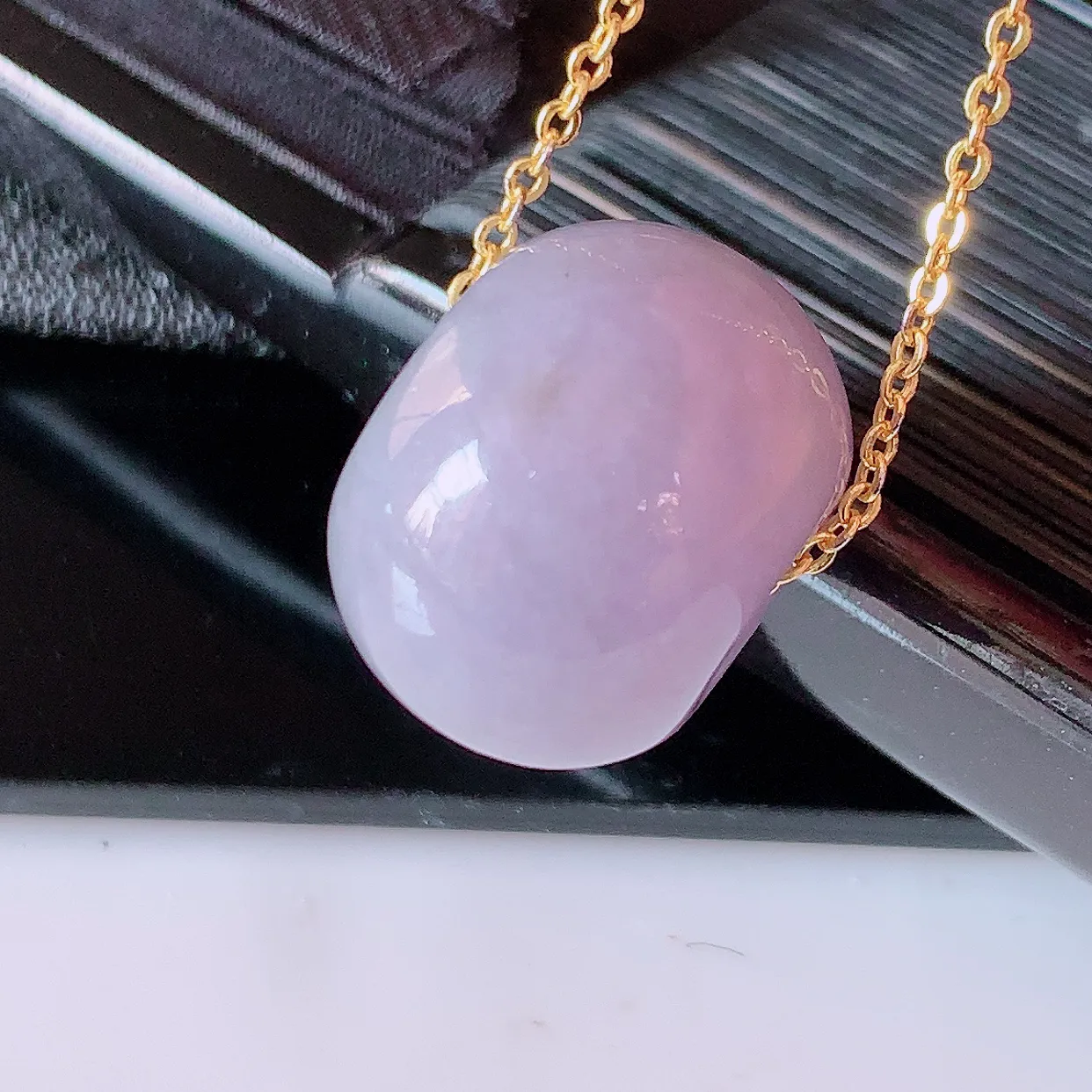 自然光实拍，冰润紫罗兰翡翠路路通吊坠，寓意时来运转、财源滚滚，款式新颖时尚，日常百搭的款！配图银链#05.25