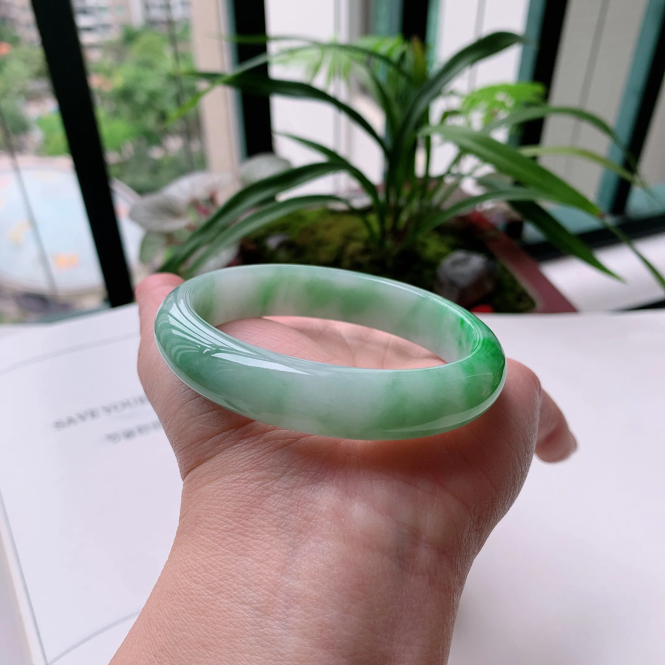 贵妃56圈口，天然A货翡翠冰糯种水润飘绿玉手镯，水润秀丽，飘花灵动，种水十足，视觉甜美可人，恰到好处的美，十分高雅耐看，条形优美，上手优雅大方。48.70