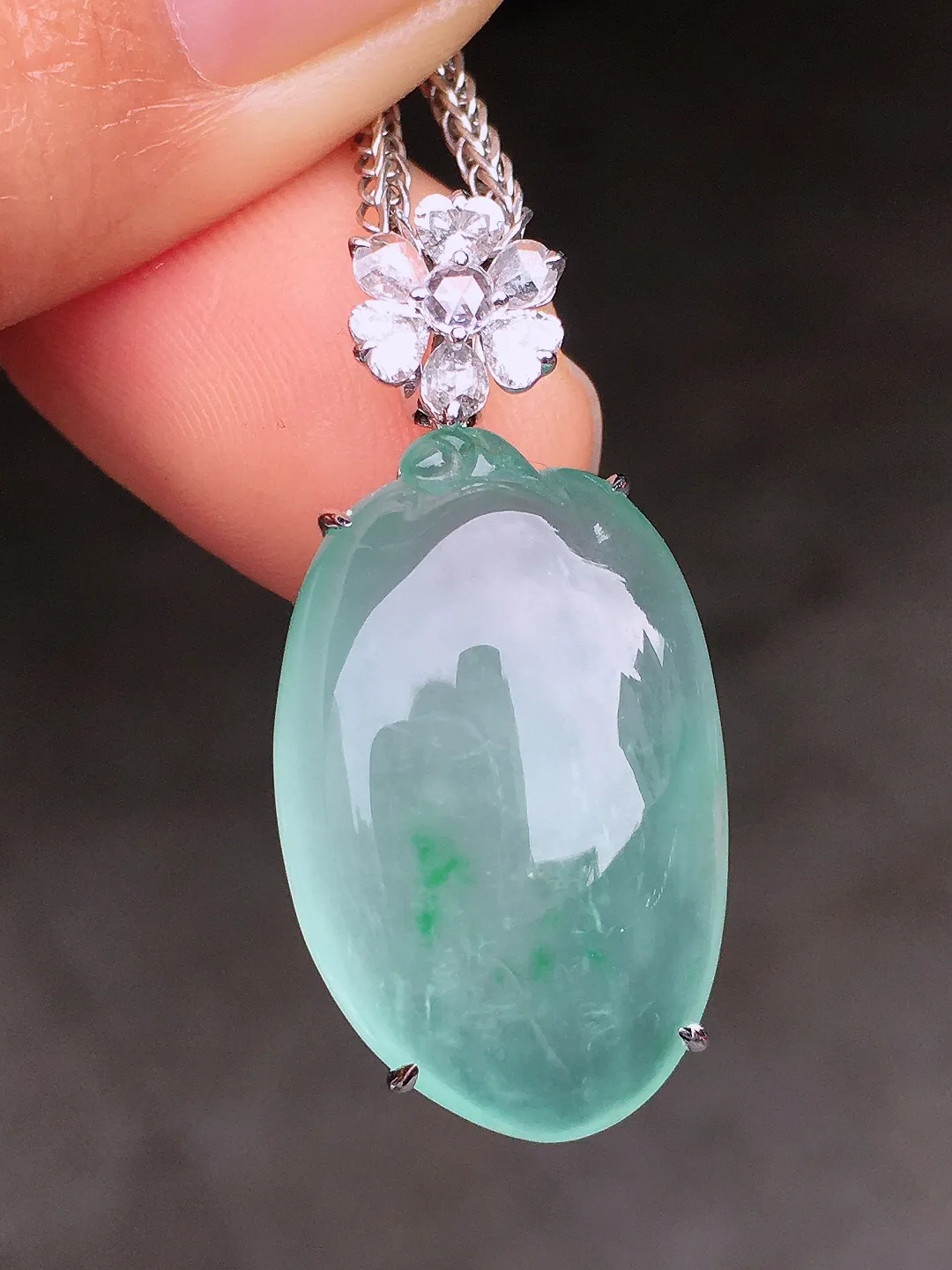 冰种福瓜吊坠，玉质细腻，荧光感超
强，饱满圆润，尽显优雅气质，18k
金豪华镶嵌