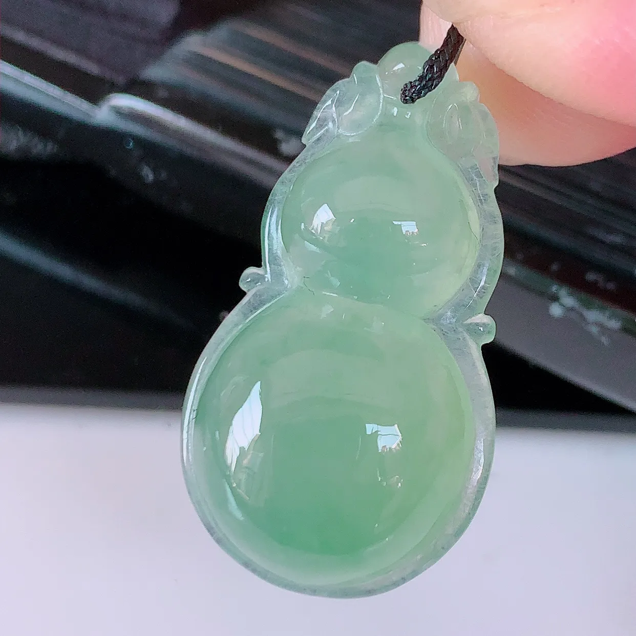 自然光实拍，冰种满绿翡翠葫芦吊坠，寓意福禄双全，财源滚滚，清新脱俗，佩戴效果优雅迷人！#57.25