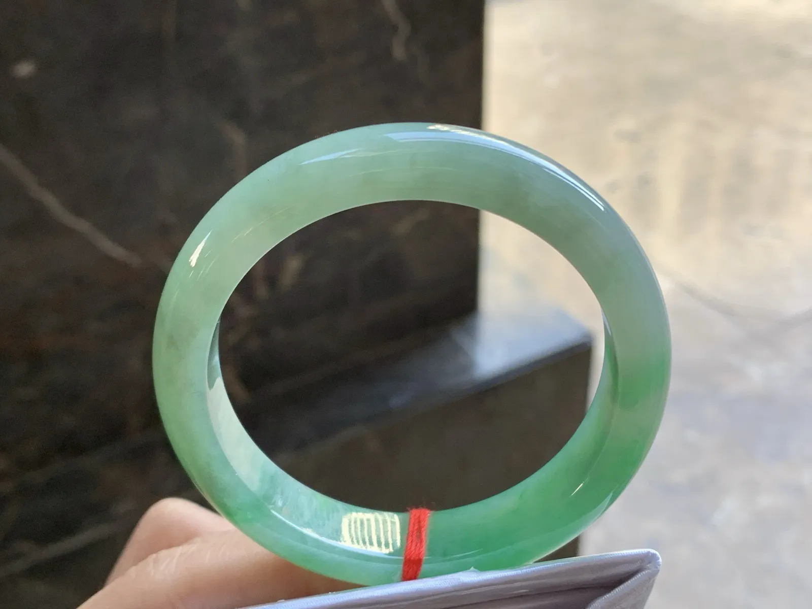 57-12.6-8.5

浓绿色手镯^_^鲜艳 玉质温润