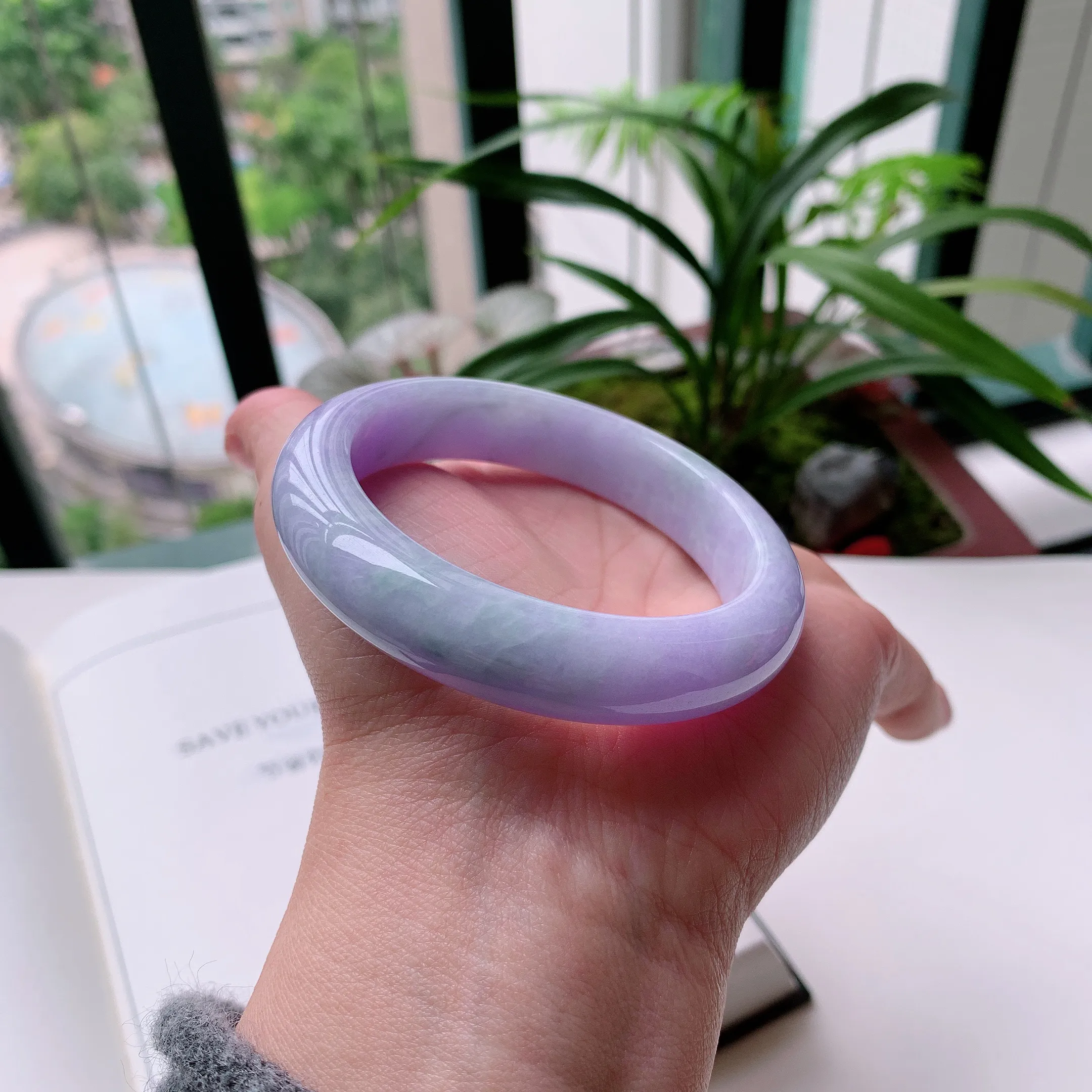 正圈55圈口，天然A货翡翠冰糯种水润飘绿玉手镯，水润秀丽，飘花灵动，种水十足，视觉甜美可人，恰到好处的美，十分高雅耐看，条形优美，上手优雅大方。61.34