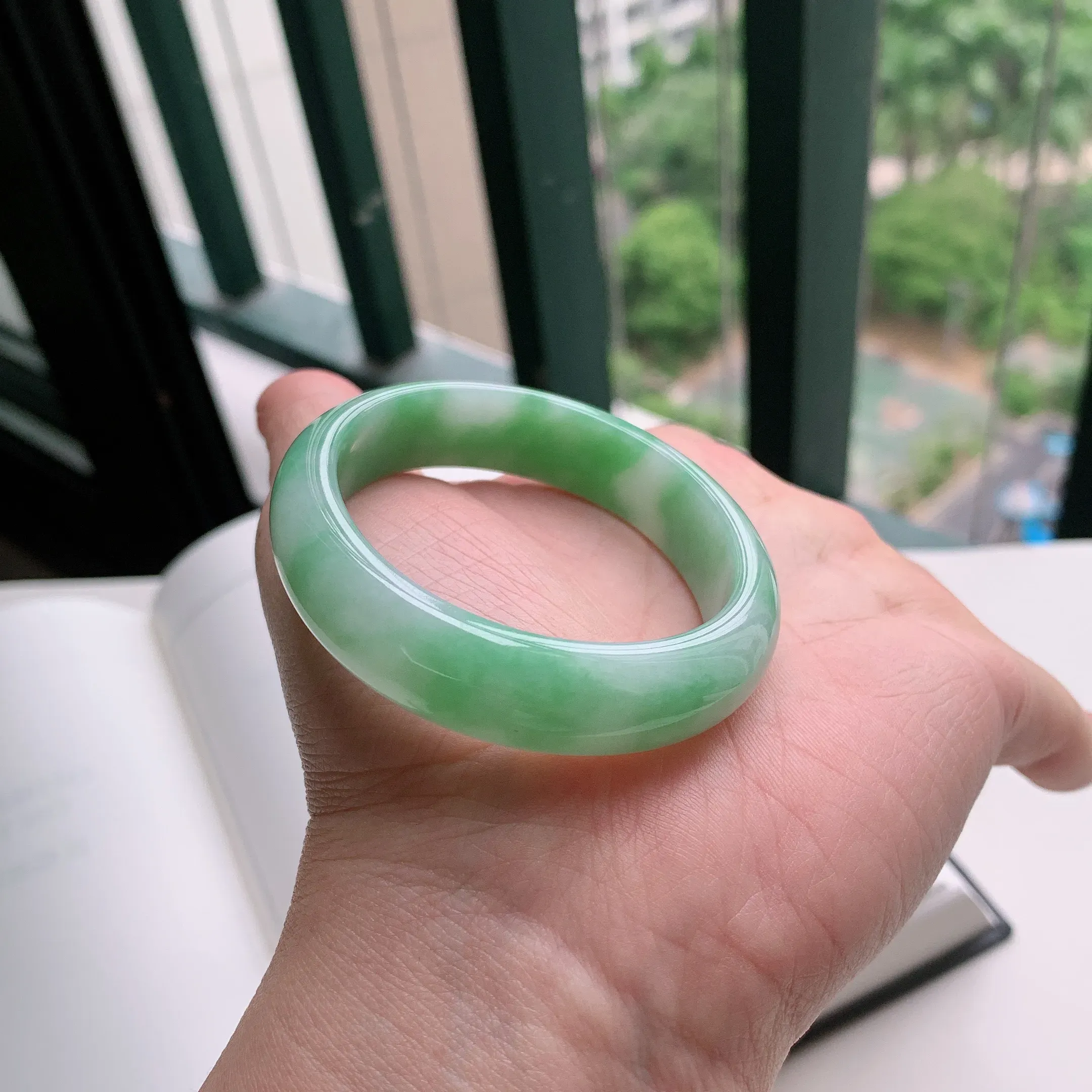 贵妃54圈口，天然A货翡翠冰糯种水润飘绿玉手镯，水润秀丽，飘花灵动，种水十足，视觉甜美可人，恰到好处的美，十分高雅耐看，条形优美，上手优雅大方。41.03