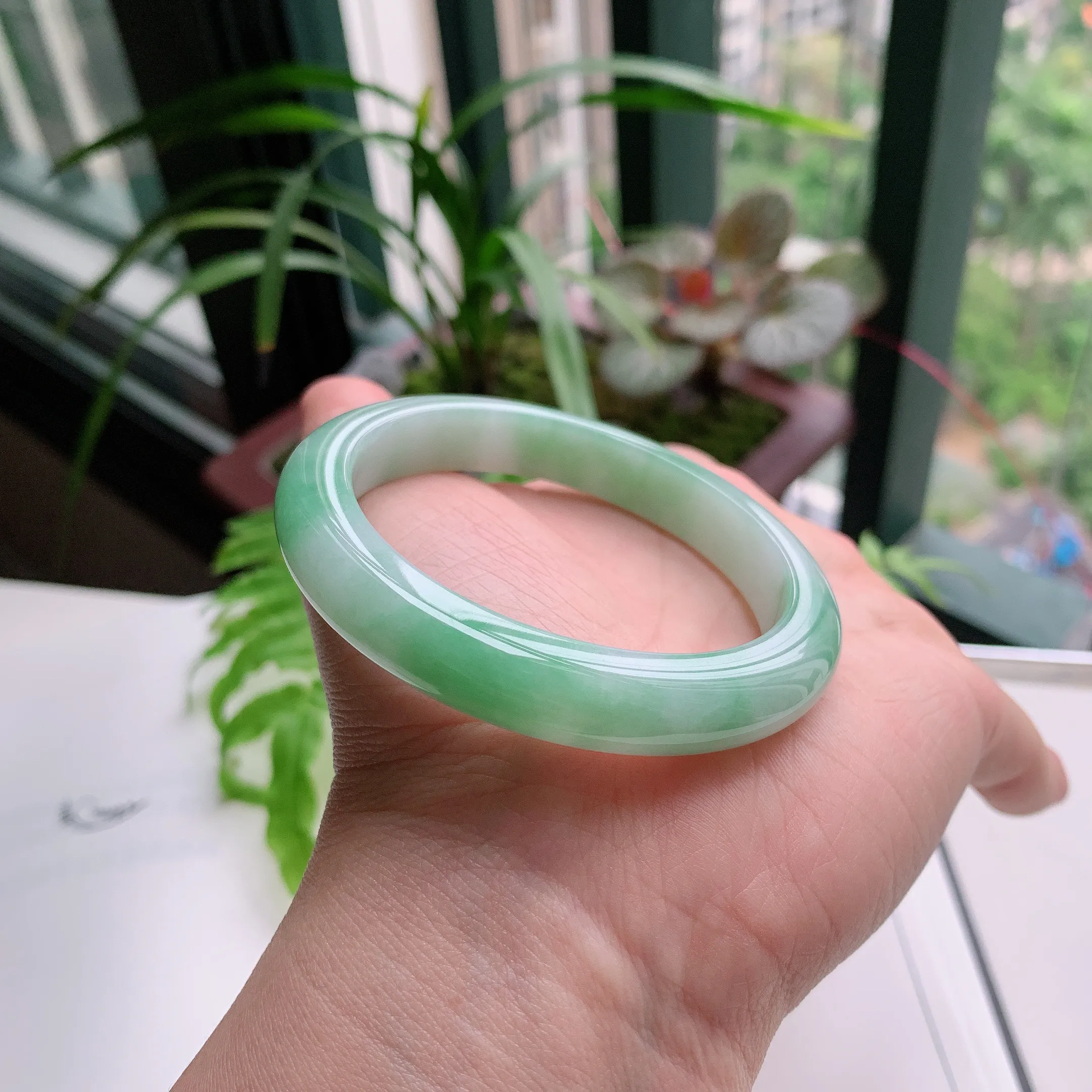 正圈55圈口，天然A货翡翠冰糯种水润飘绿玉手镯，水润秀丽，飘花灵动，种水十足，视觉甜美可人，恰到好处的美，十分高雅耐看，条形优美，上手优雅大方。46.47