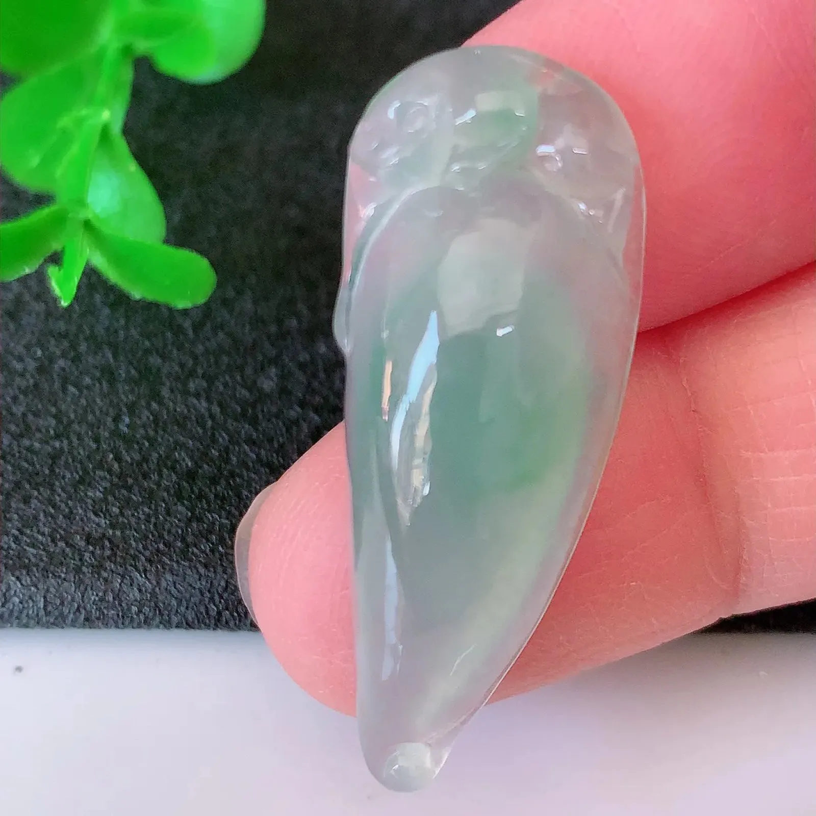 自然光实拍，冰种飘花翡翠福瓜吊坠，寓意“呱呱来财，福气满满”， 冰润且起胶感， 佩戴效果优雅迷人！#01.25