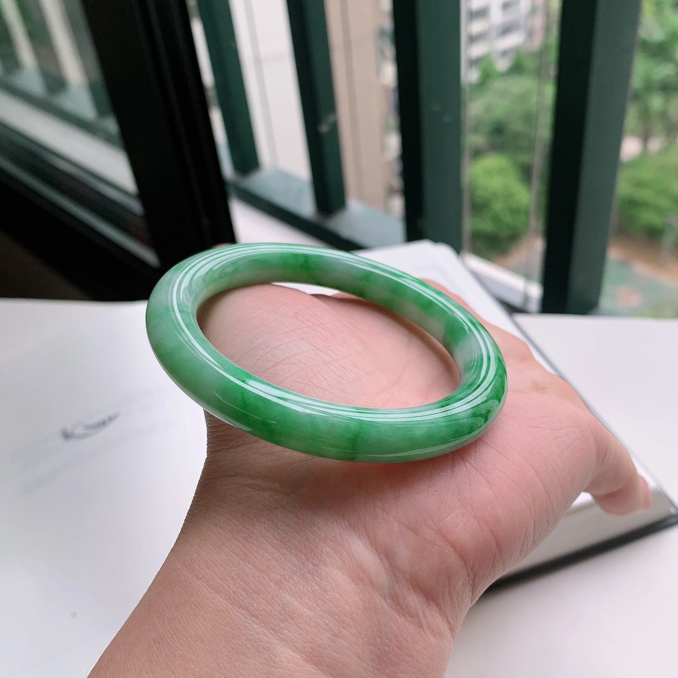 圆条55圈口，天然A货翡翠冰糯种水润飘绿玉手镯，水润秀丽，飘花灵动，种水十足，视觉甜美可人，恰到好处的美，十分高雅耐看，条形优美，上手优雅大方。49.63