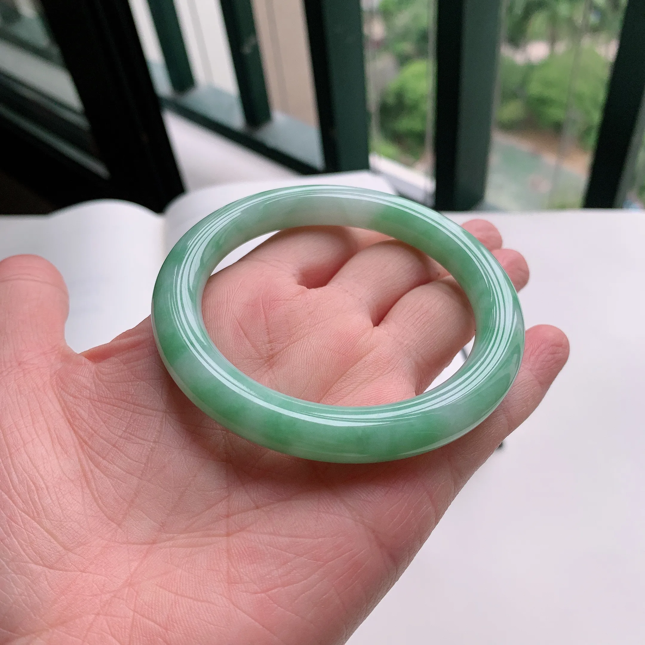 圆条57圈口，天然A货翡翠冰糯种水润飘绿玉手镯，水润秀丽，飘花灵动，种水十足，视觉甜美可人，恰到好处的美，十分高雅耐看，条形优美，上手优雅大方。54.19