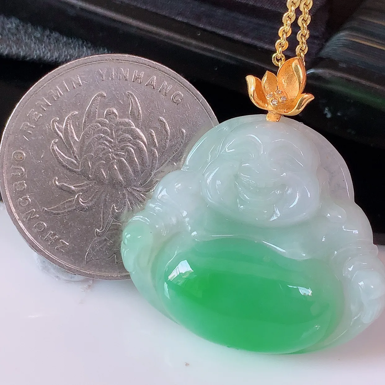 自然光实拍，18K金镶嵌冰润满绿肚翡翠佛公吊坠，玉笑佛，饱满，开脸喜庆，品佳品，配戴优雅迷人！#1.25整体31.5裸石28.8*25*6.8