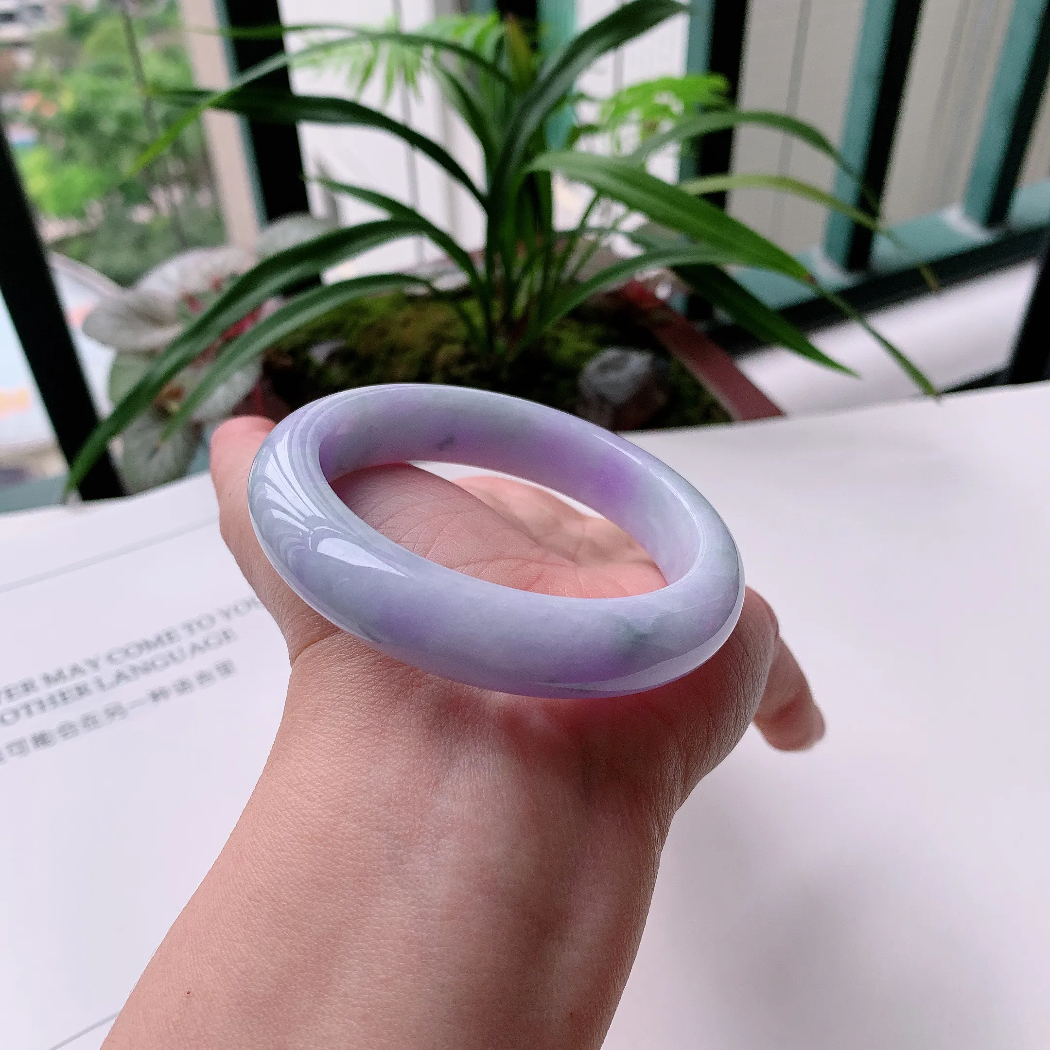 正圈55圈口，天然A货翡翠冰糯种水润紫罗兰手镯，水润秀丽，种水十足，视觉甜美可人，恰到好处的美，十分高雅耐看，条形优美，上手优雅大方。60.57